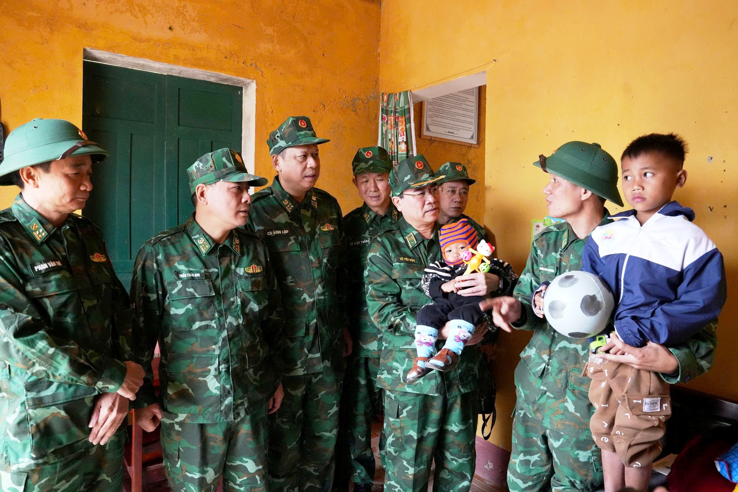 'Triển khai đồng bộ các biện pháp tìm kiếm 2 vợ chồng mất tích do sạt lở' - Ảnh 2.