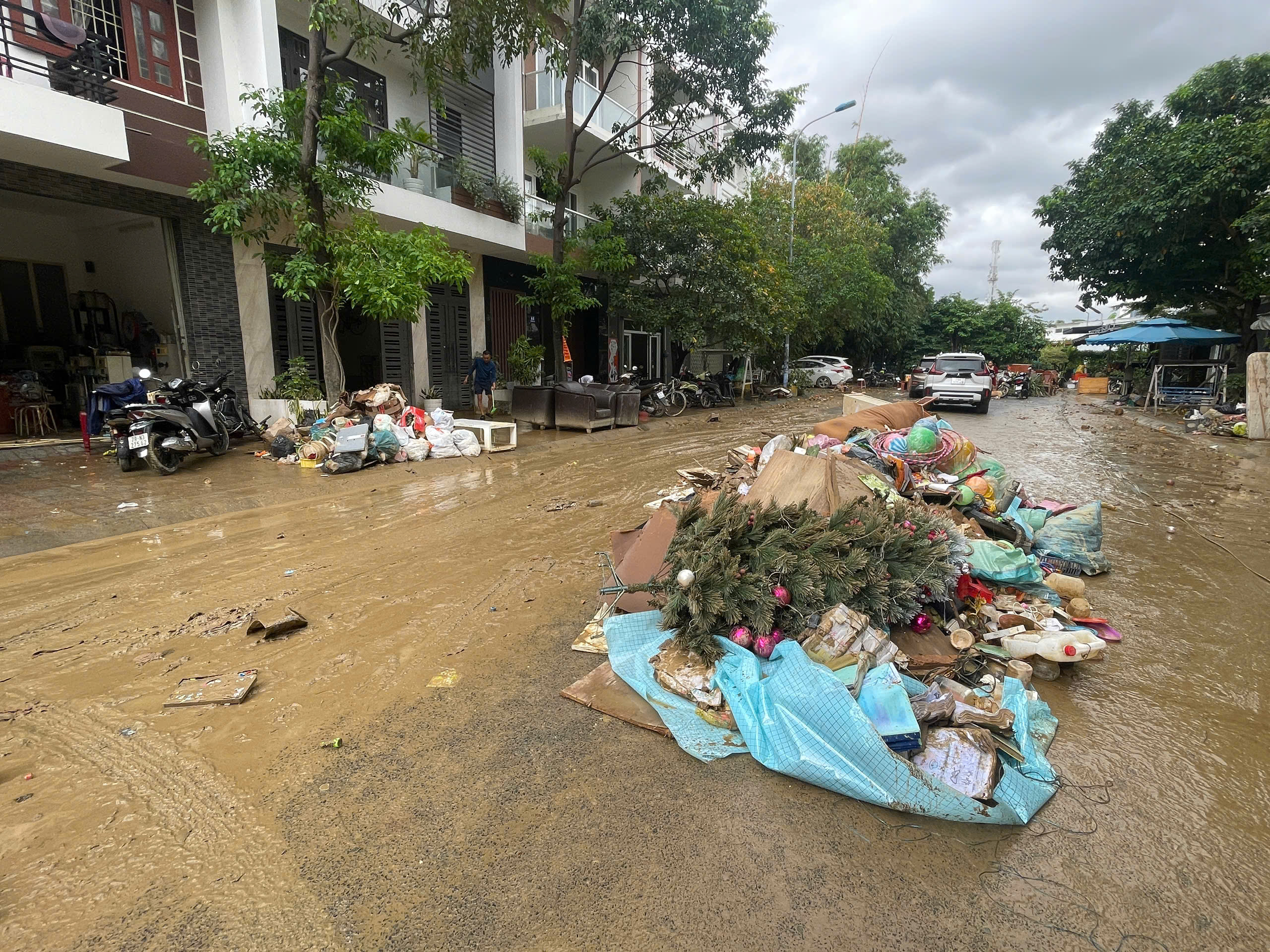 Người dân phố biển Nha Trang cần gì sau ngập lụt lịch sử?- Ảnh 8. Người dân phố biển Nha Trang cần gì sau ngập lụt lịch sử?- Ảnh 8.