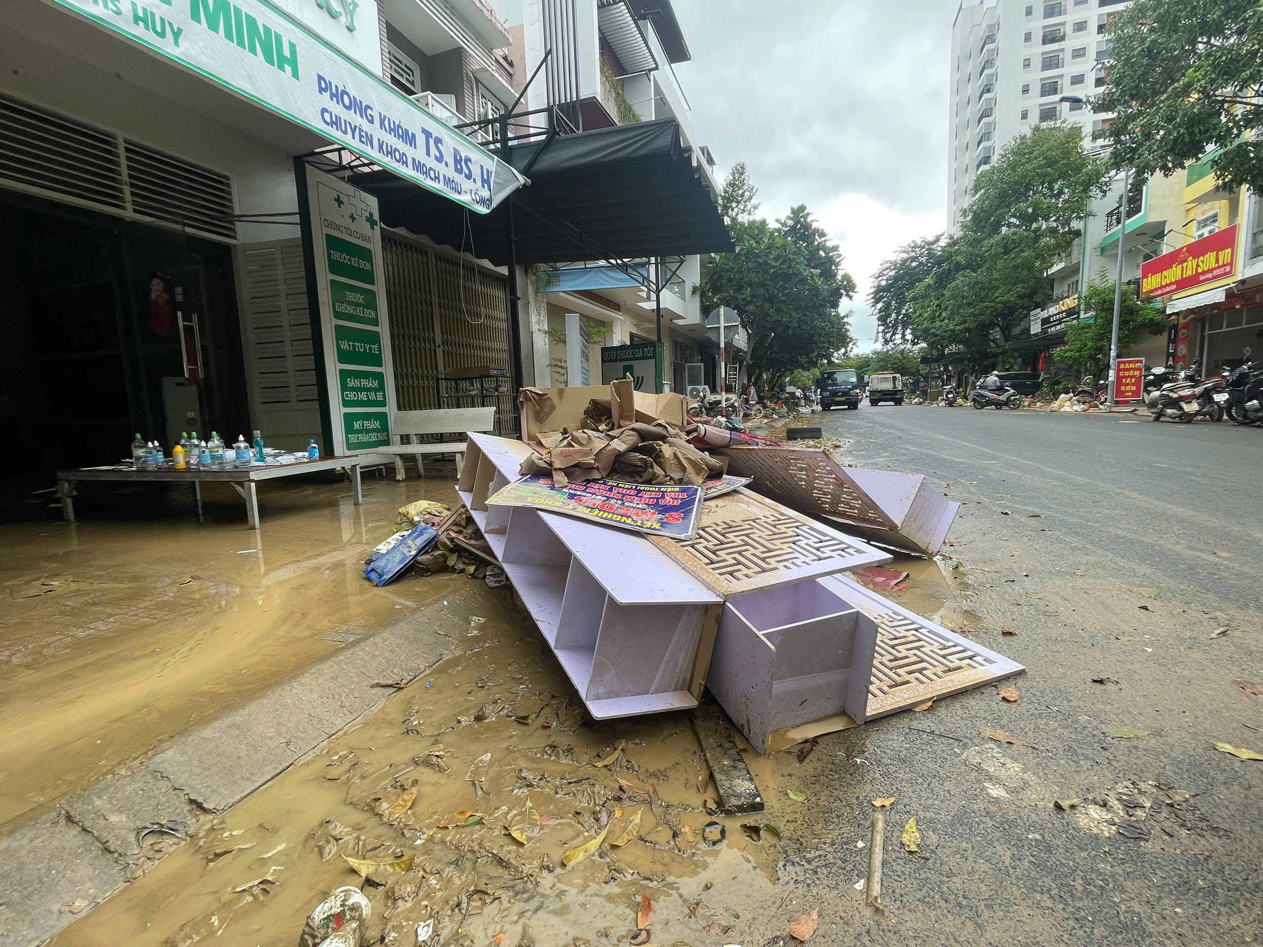 Người dân phố biển Nha Trang cần gì sau ngập lụt lịch sử?- Ảnh 3. Người dân phố biển Nha Trang cần gì sau ngập lụt lịch sử?- Ảnh 3.