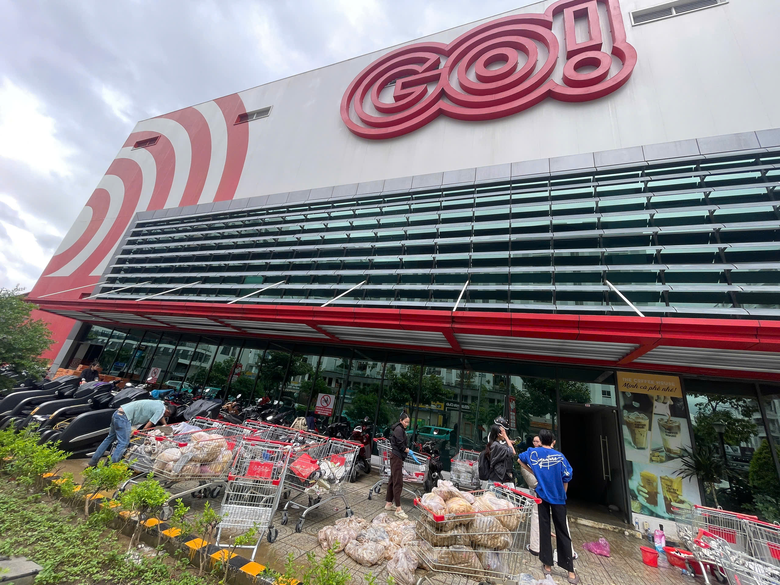 Người dân phố biển Nha Trang cần gì sau ngập lụt lịch sử?- Ảnh 7. Người dân phố biển Nha Trang cần gì sau ngập lụt lịch sử?- Ảnh 7.