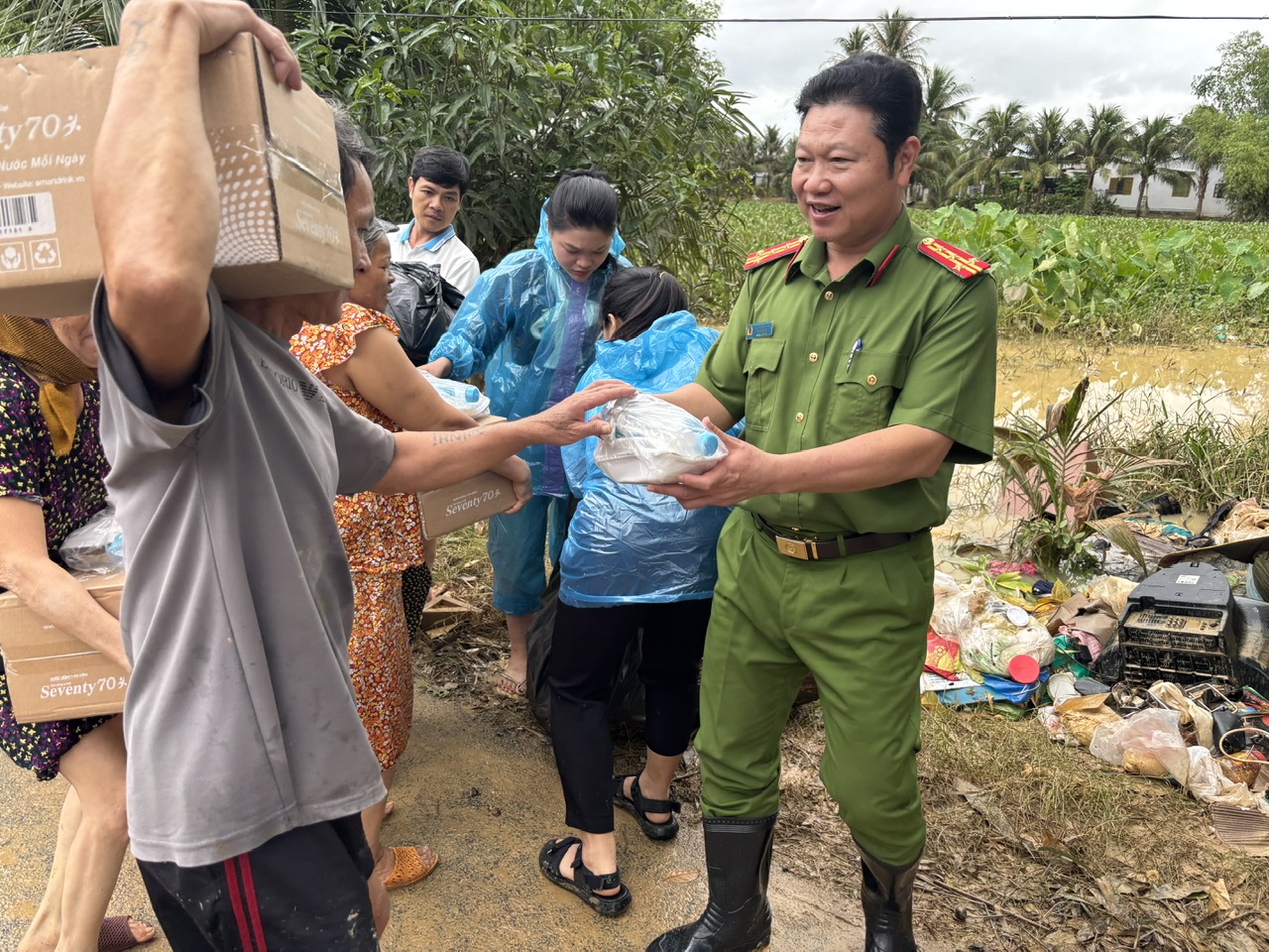 Báo Thanh Niên kịp thời trao những phần quà thiết thực đến người dân vùng lũ- Ảnh 4.