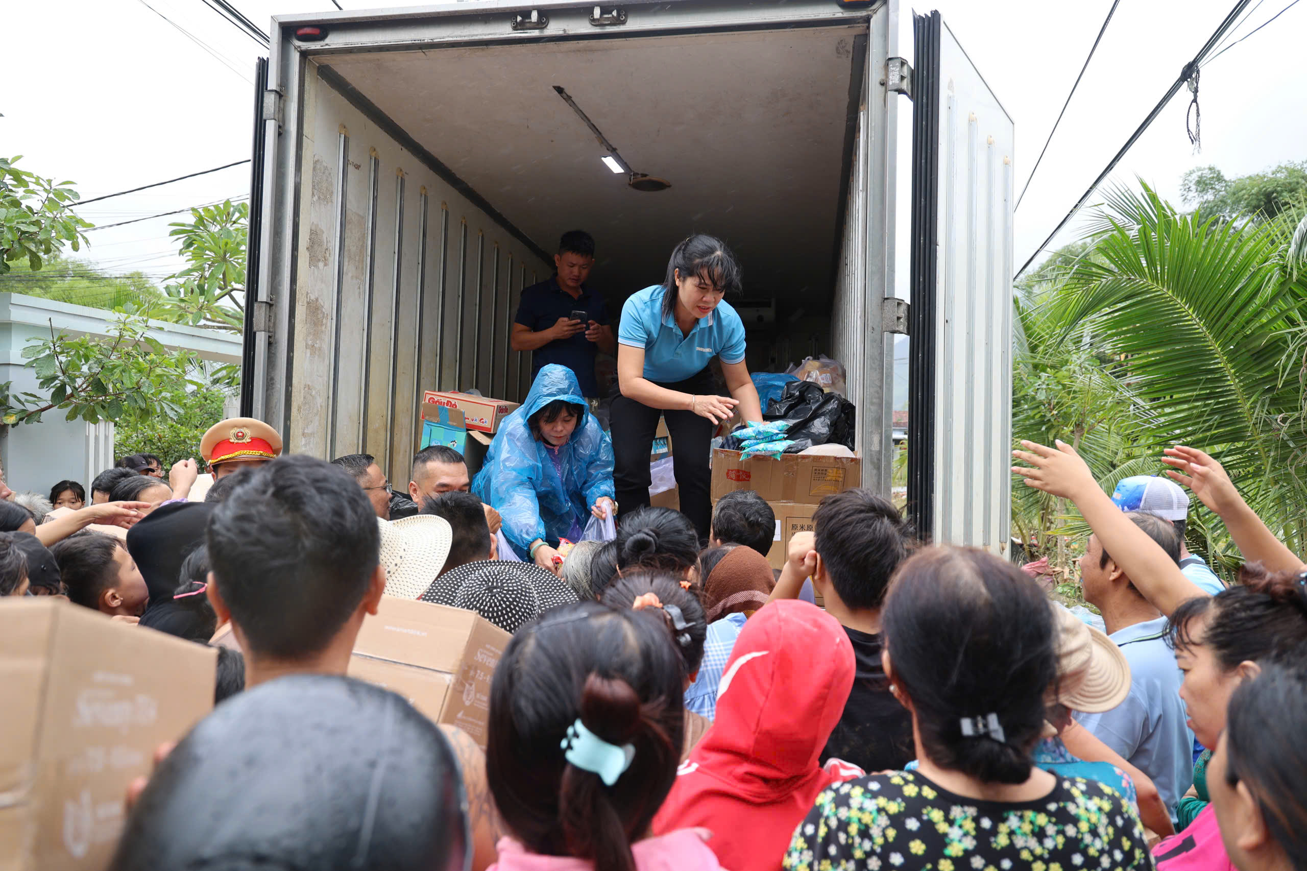 Báo Thanh Niên kịp thời trao những phần quà thiết thực đến người dân vùng lũ- Ảnh 9.