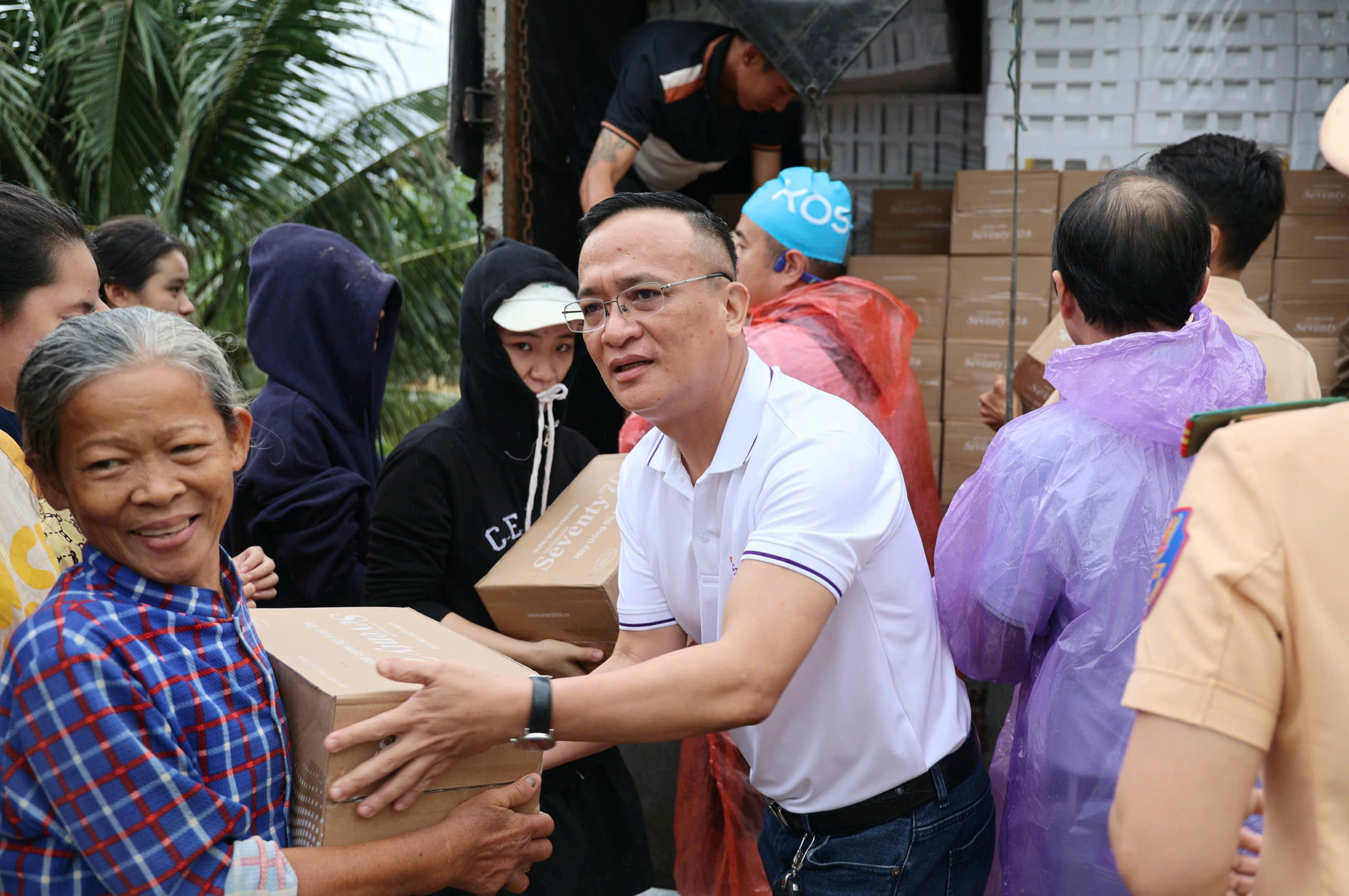 Báo Thanh Niên kịp thời trao những phần quà thiết thực đến người dân vùng lũ- Ảnh 5.