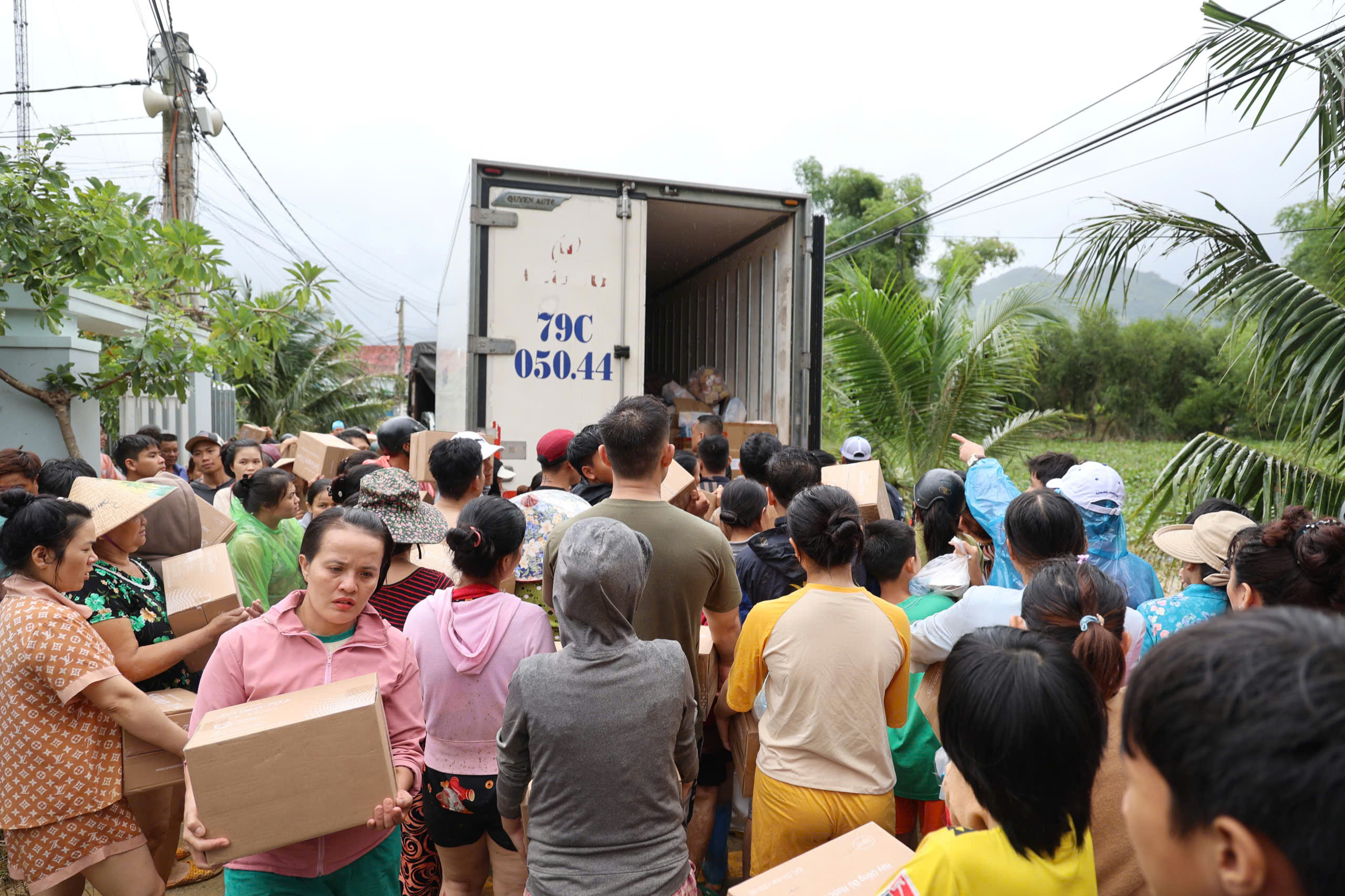 Báo Thanh Niên kịp thời trao những phần quà thiết thực đến người dân vùng lũ- Ảnh 2.