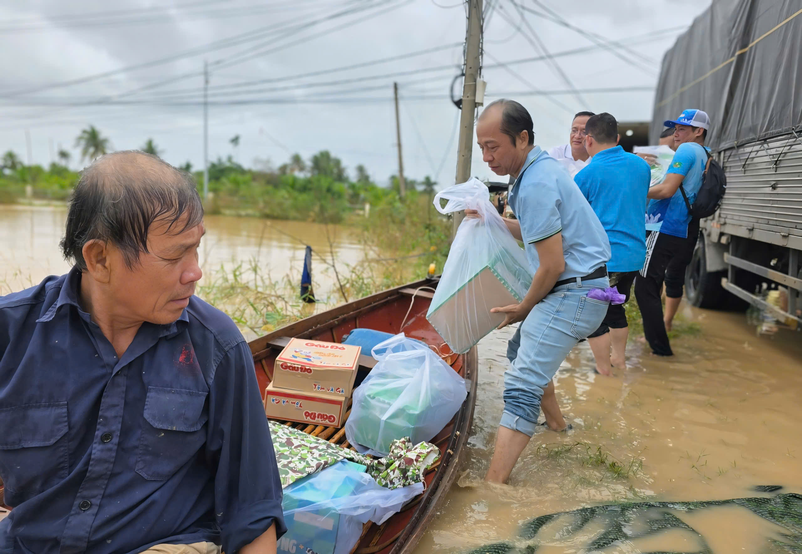 Báo Thanh Niên kịp thời trao những phần quà thiết thực đến người dân vùng lũ- Ảnh 10.