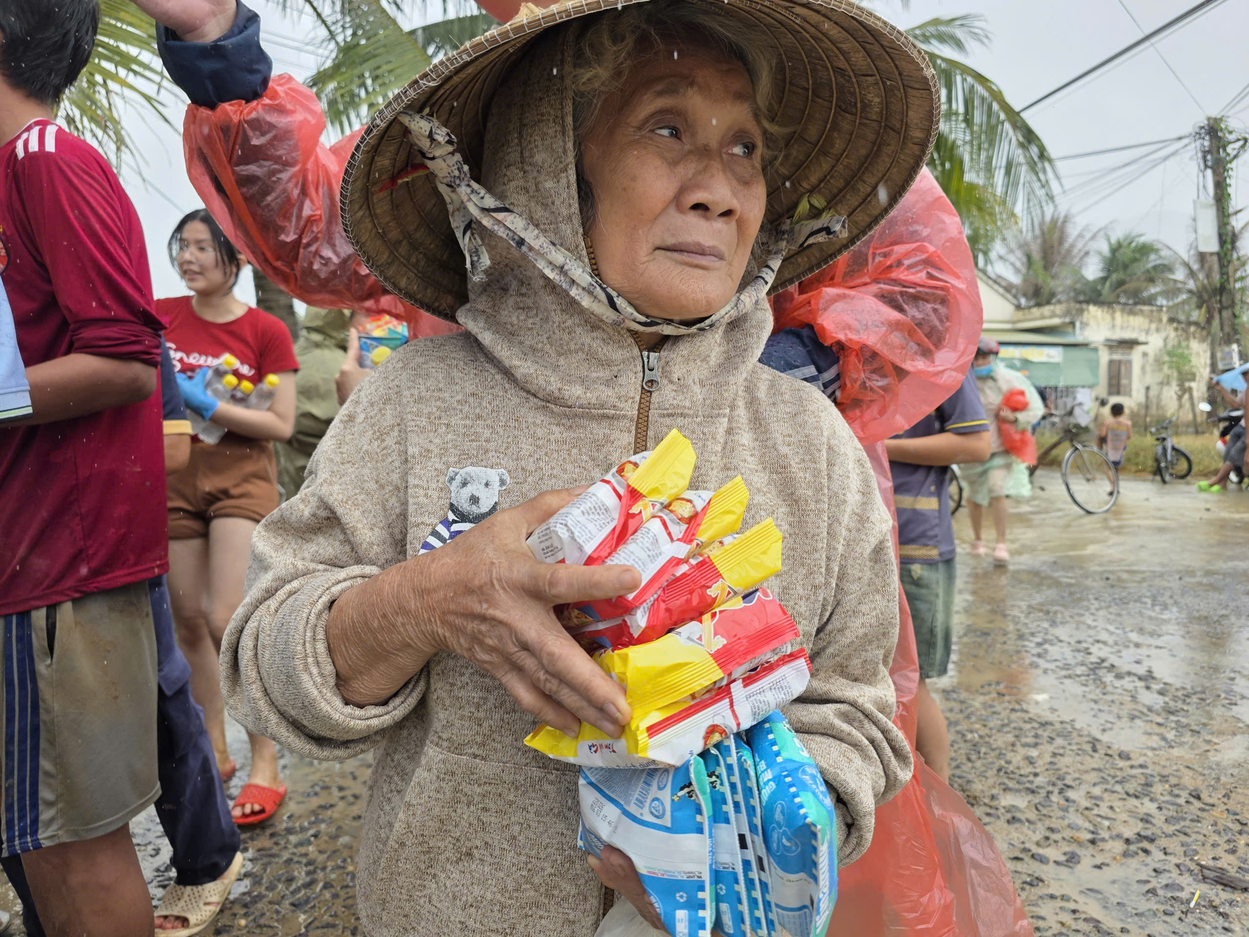 Báo Thanh Niên kịp thời trao những phần quà thiết thực đến người dân vùng lũ- Ảnh 12.