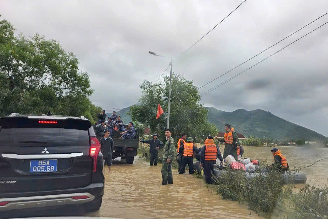 Báo Thanh Niên kịp thời trao những phần quà thiết thực đến người dân vùng lũ- Ảnh 15.