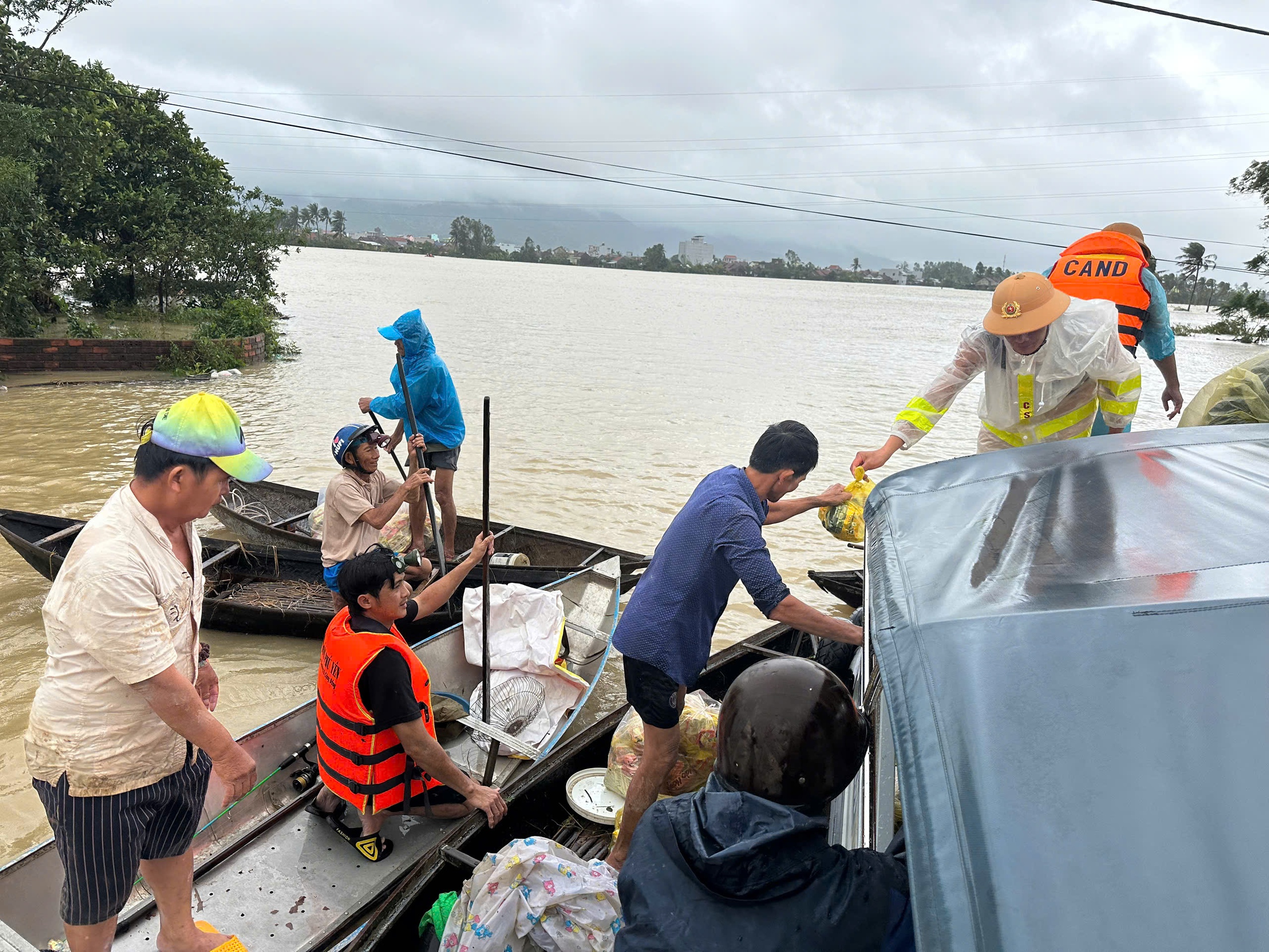 Công an tỉnh Đồng Nai xuất quân hỗ trợ Đắk Lắk khắc phục hậu quả mưa lũ- Ảnh 6. Công an tỉnh Đồng Nai xuất quân hỗ trợ Đắk Lắk khắc phục hậu quả mưa lũ- Ảnh 6.