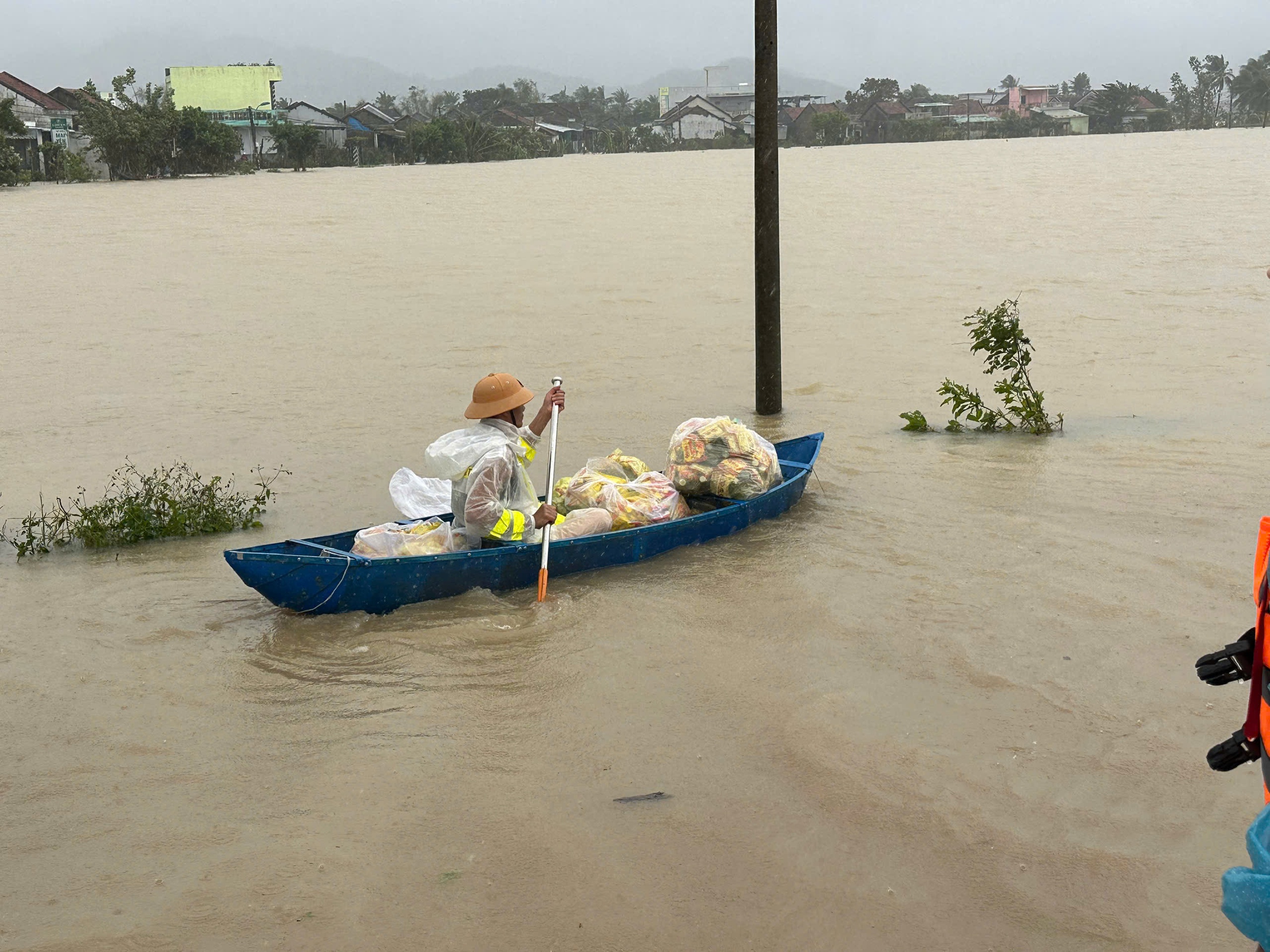 Công an tỉnh Đồng Nai xuất quân hỗ trợ Đắk Lắk khắc phục hậu quả mưa lũ- Ảnh 5. Công an tỉnh Đồng Nai xuất quân hỗ trợ Đắk Lắk khắc phục hậu quả mưa lũ- Ảnh 5.