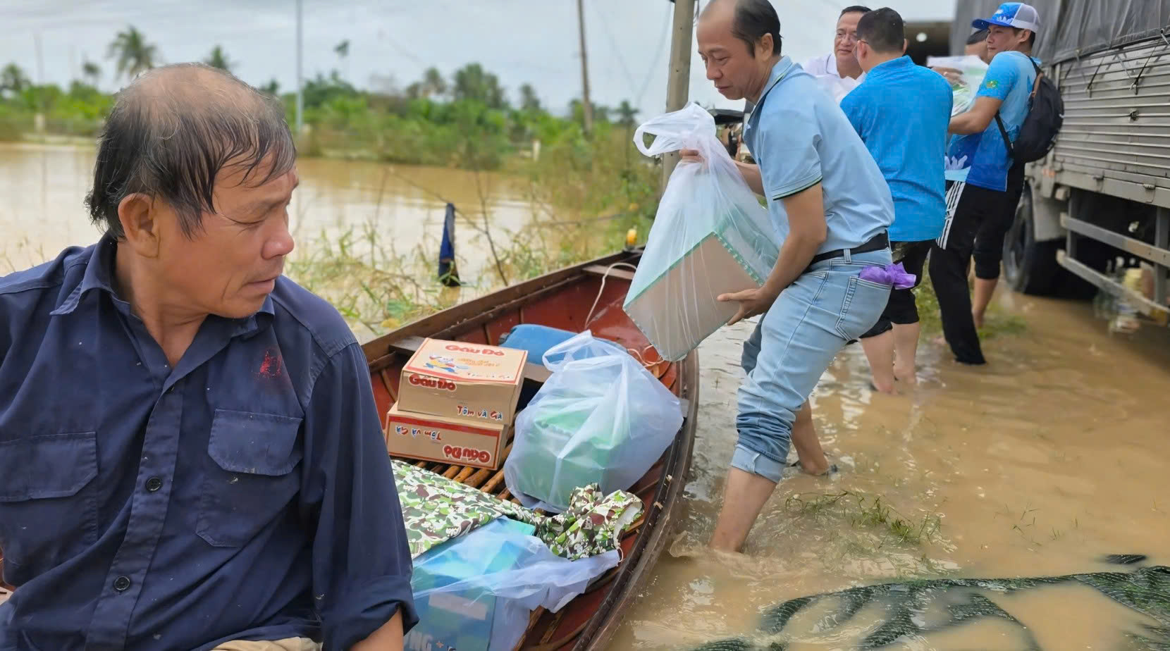 Xuyên đêm vào tâm lũ cứu đồng bào miền Trung- Ảnh 5. Xuyên đêm vào tâm lũ cứu đồng bào miền Trung- Ảnh 5.