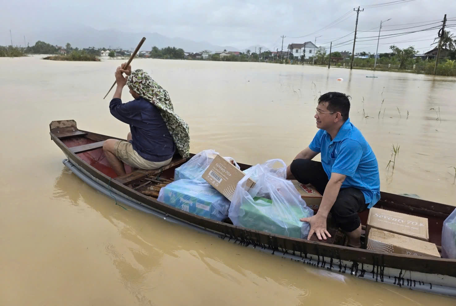 Xuyên đêm vào tâm lũ cứu đồng bào miền Trung- Ảnh 6. Xuyên đêm vào tâm lũ cứu đồng bào miền Trung- Ảnh 6.