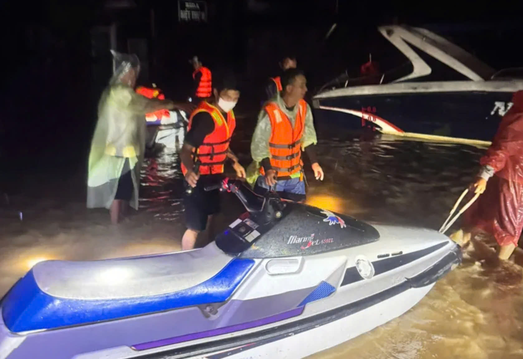 Xuyên đêm vào tâm lũ cứu đồng bào miền Trung- Ảnh 2. Xuyên đêm vào tâm lũ cứu đồng bào miền Trung- Ảnh 2.