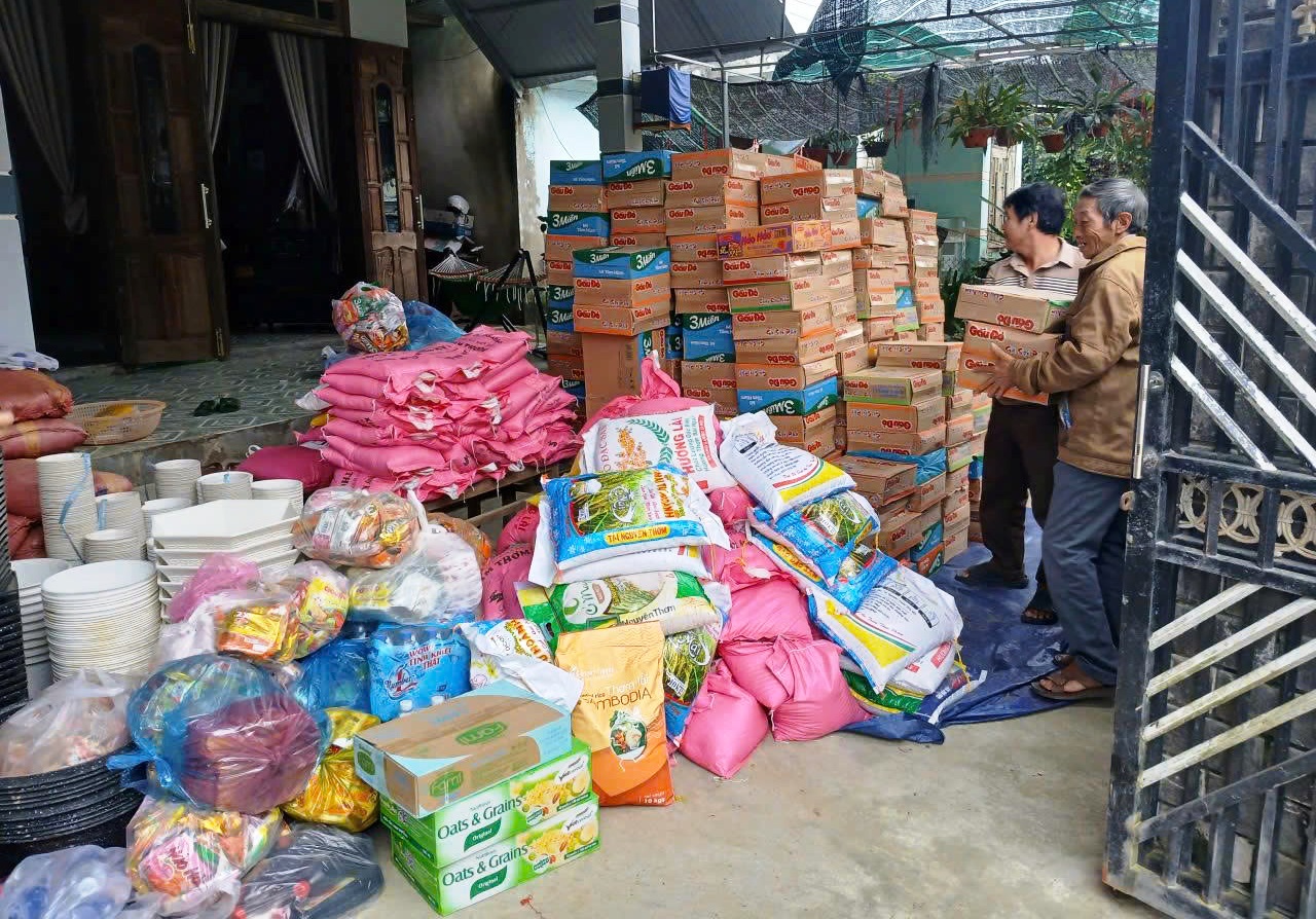 Người Đà Nẵng hướng về vùng lũ: Từ nơi nhận quà cứu trợ thành nơi sẻ chia - Ảnh 1.