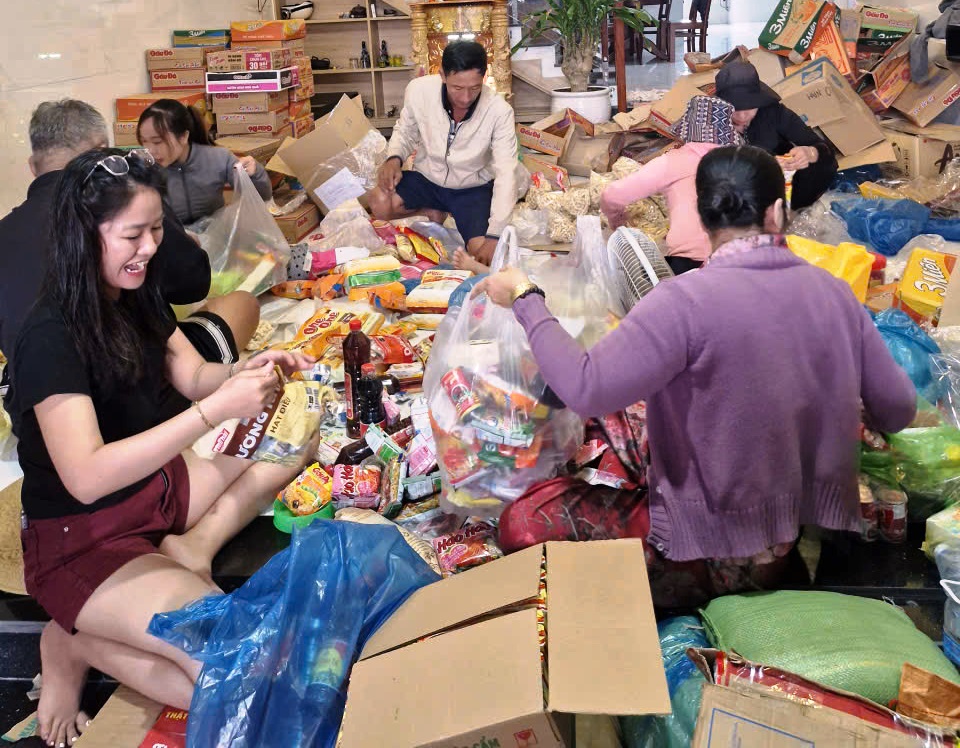 Người Đà Nẵng hướng về vùng lũ: Từ nơi nhận quà cứu trợ thành nơi sẻ chia - Ảnh 2.