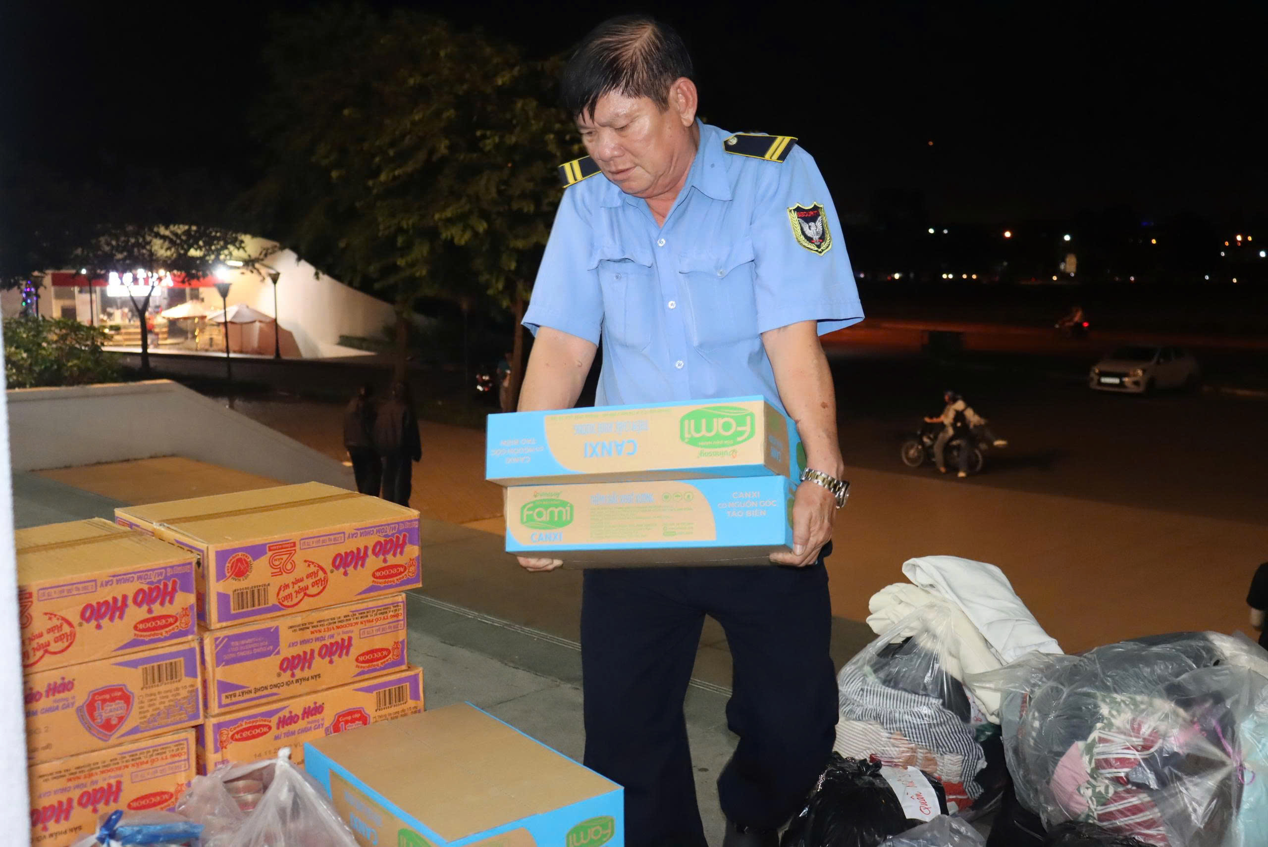 Tổng hợp địa điểm tiếp nhận hàng cứu trợ của TP.HCM- Ảnh 2.