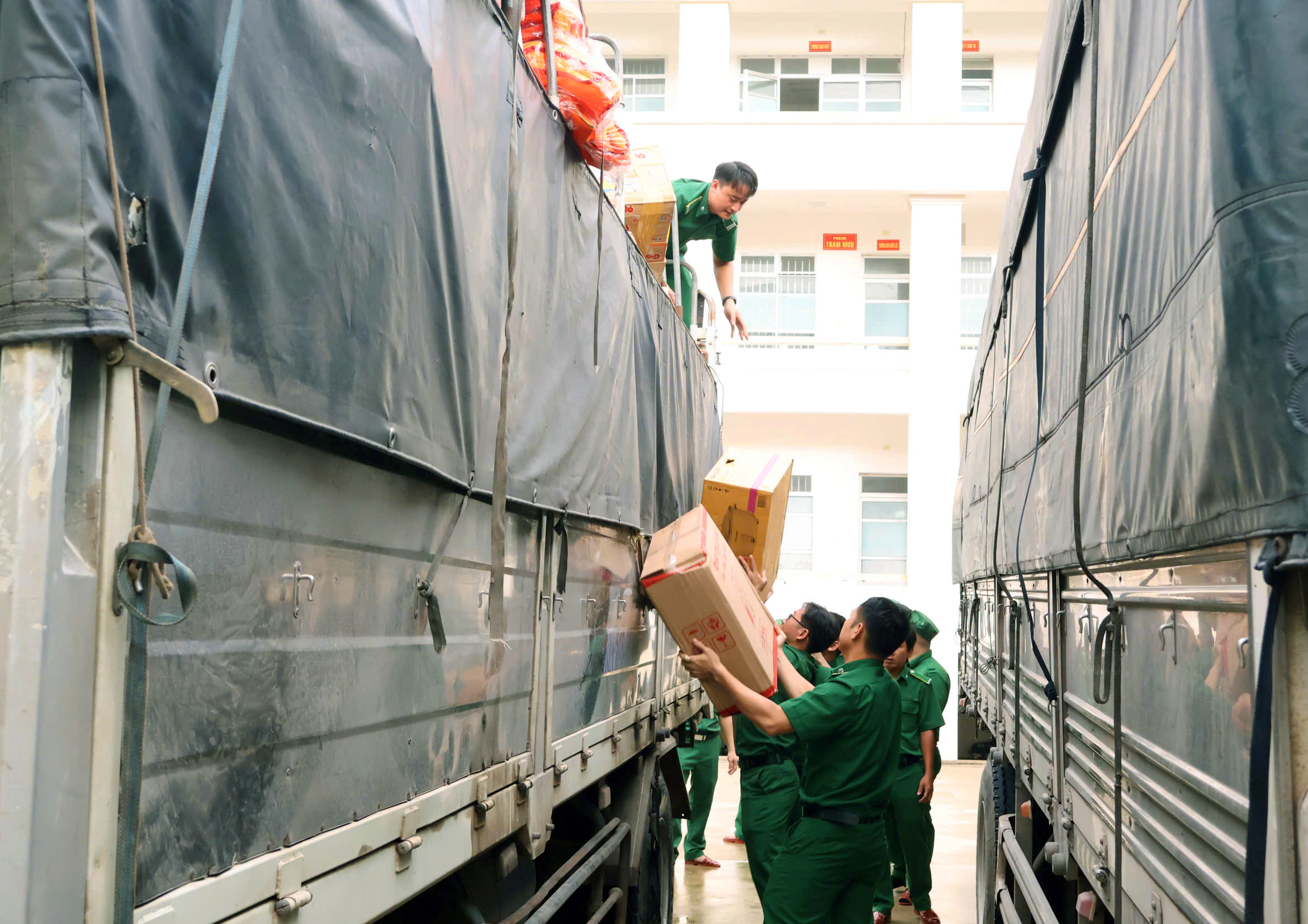 Thanh niên xung phong TP.HCM lên đường trong đêm, tiếp sức Khánh Hòa vượt lũ lịch sử- Ảnh 5.