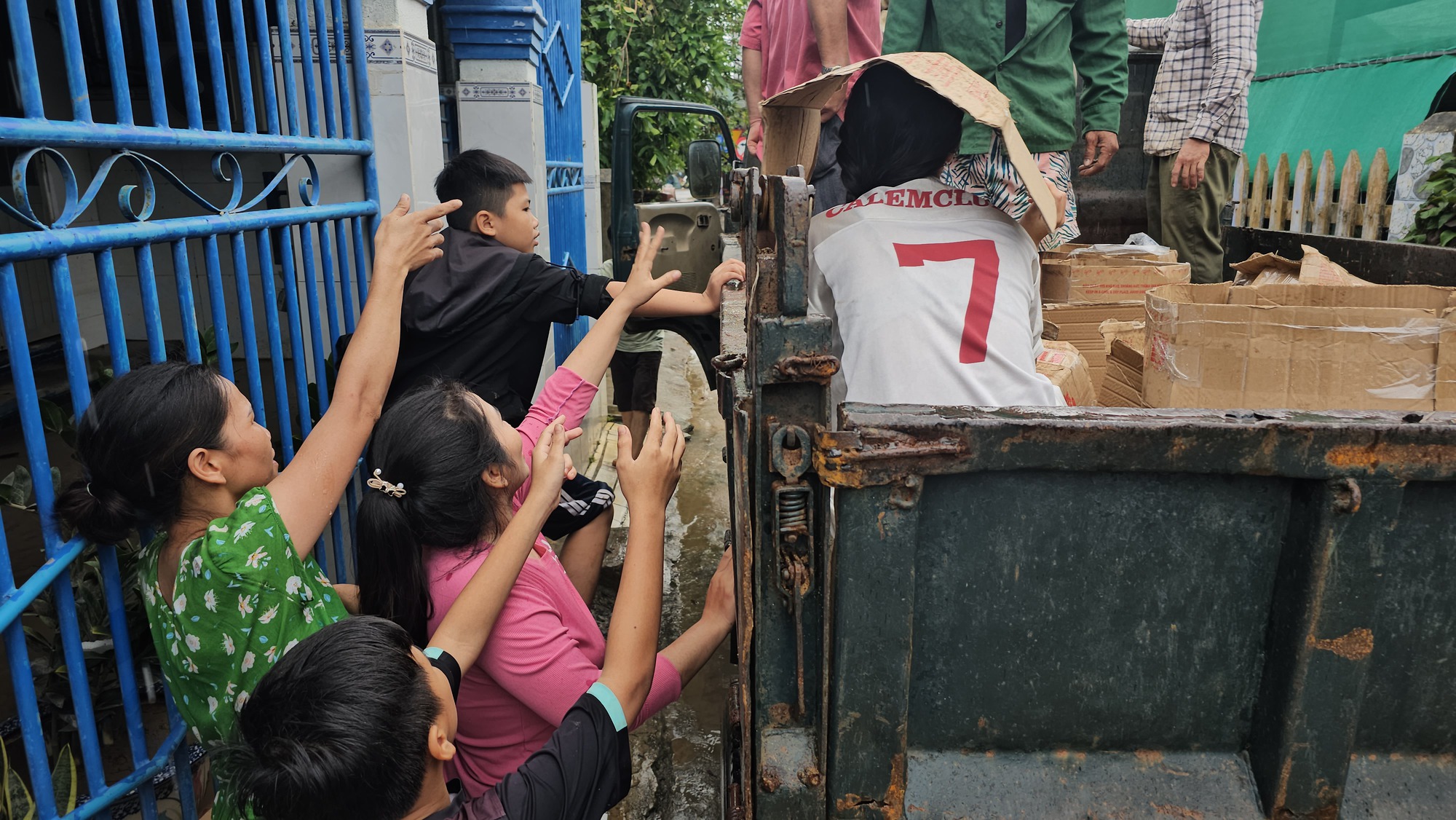 Nước sạch cạn kiệt ở Đắk Lắk: Người Đông Hòa hứng từng giọt mưa quý như vàng- Ảnh 5.