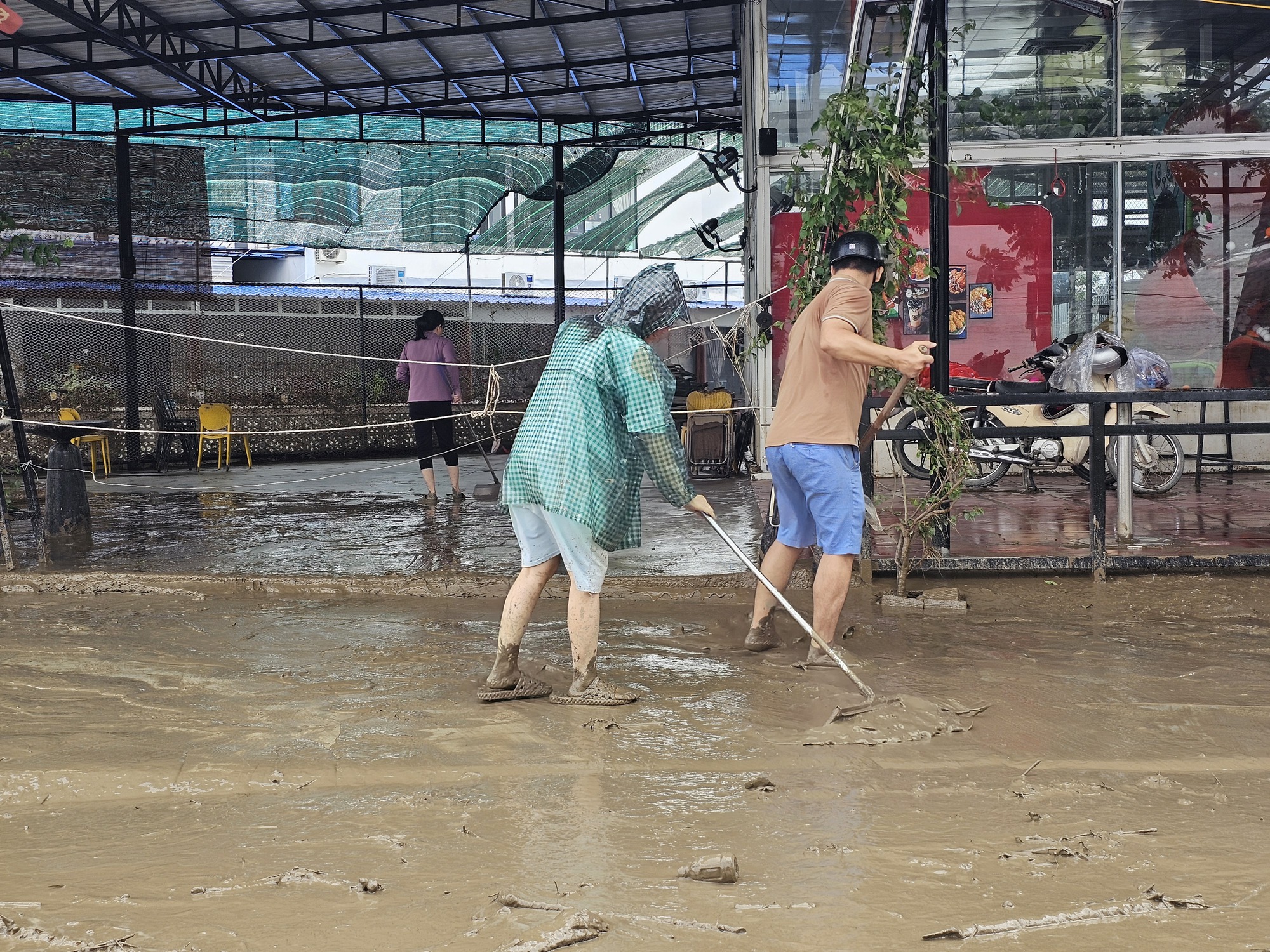 Nước sạch cạn kiệt ở Đắk Lắk: Người Đông Hòa hứng từng giọt mưa quý như vàng- Ảnh 4.
