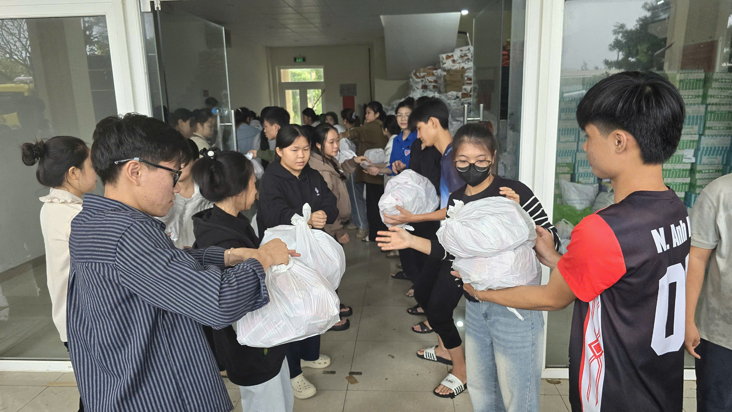 Giảng viên, y bác sĩ trẻ cùng ra quân hỗ trợ người dân vùng lũ- Ảnh 3.