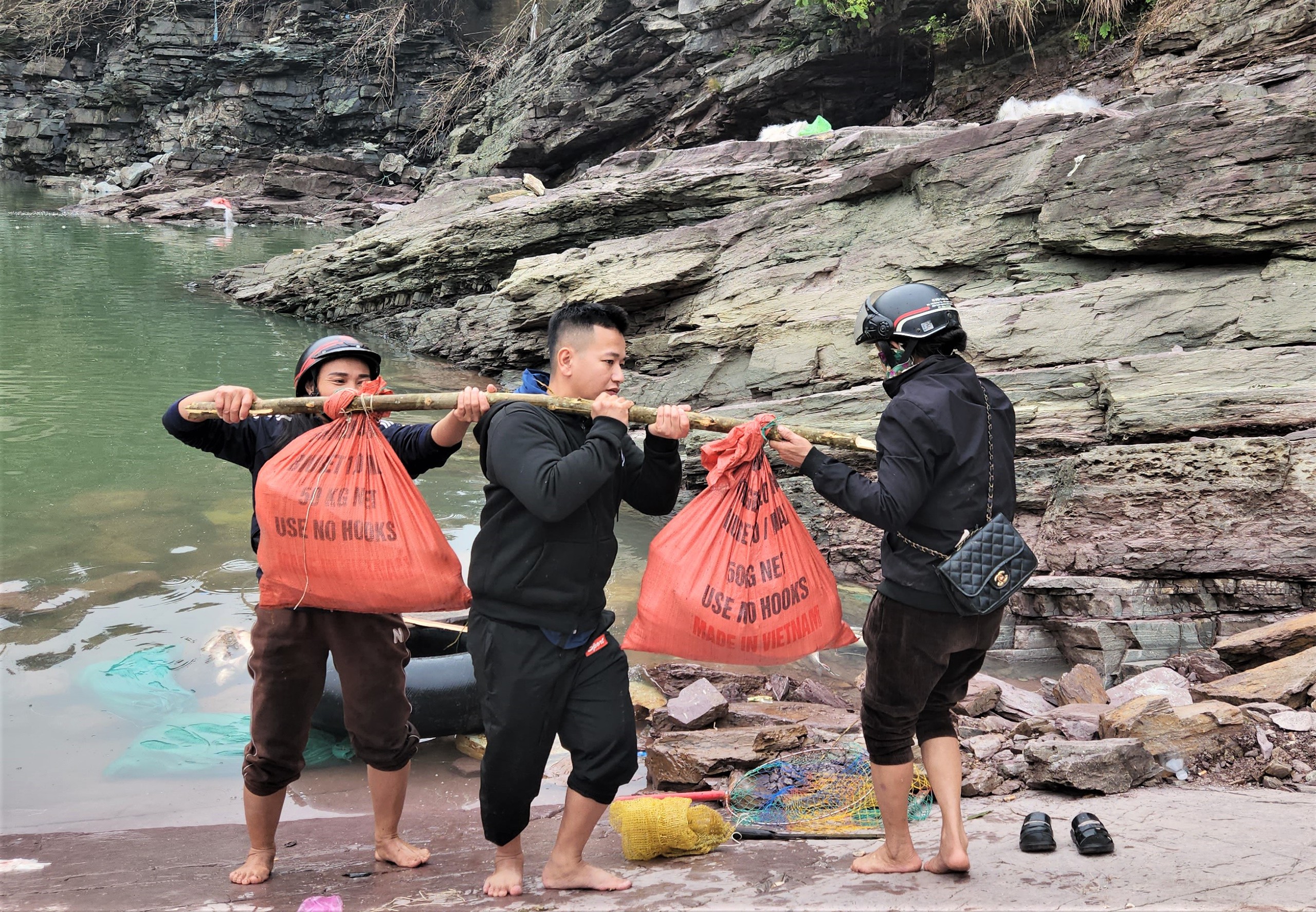 Người dân bắt được cá leo dài cả mét dưới tràn hồ Kẻ Gỗ- Ảnh 10.