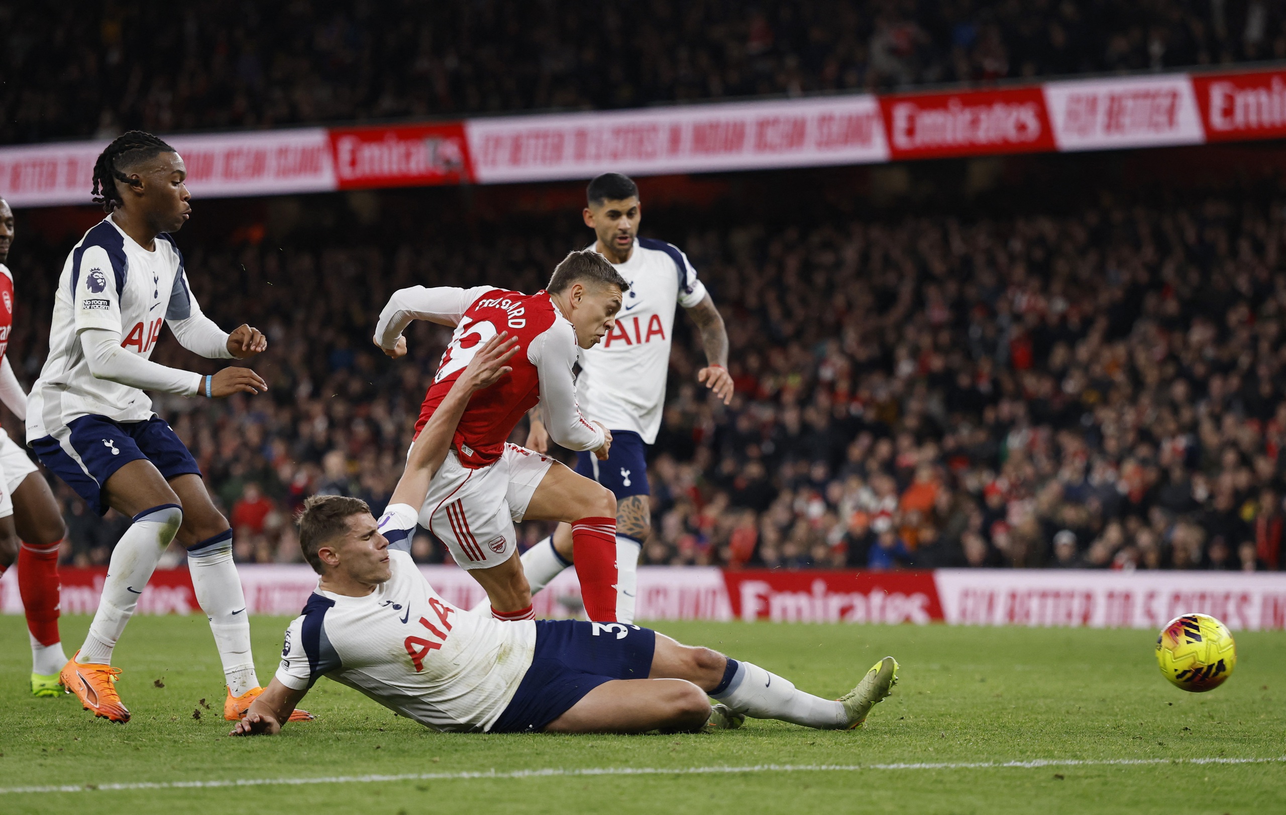 Asernal áp đảo hoàn toàn, thắng đậm Tottenham: Liverpool bị ‘hít khói’ trong cuộc đua vô địch- Ảnh 2. Asernal áp đảo hoàn toàn, thắng đậm Tottenham: Liverpool bị ‘hít khói’ trong cuộc đua vô địch- Ảnh 2.