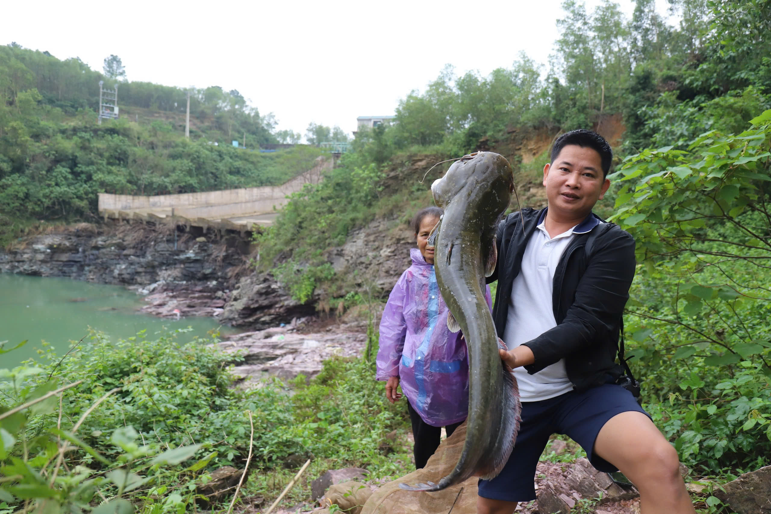 Người dân bắt được cá leo dài cả mét dưới tràn hồ Kẻ Gỗ- Ảnh 8.