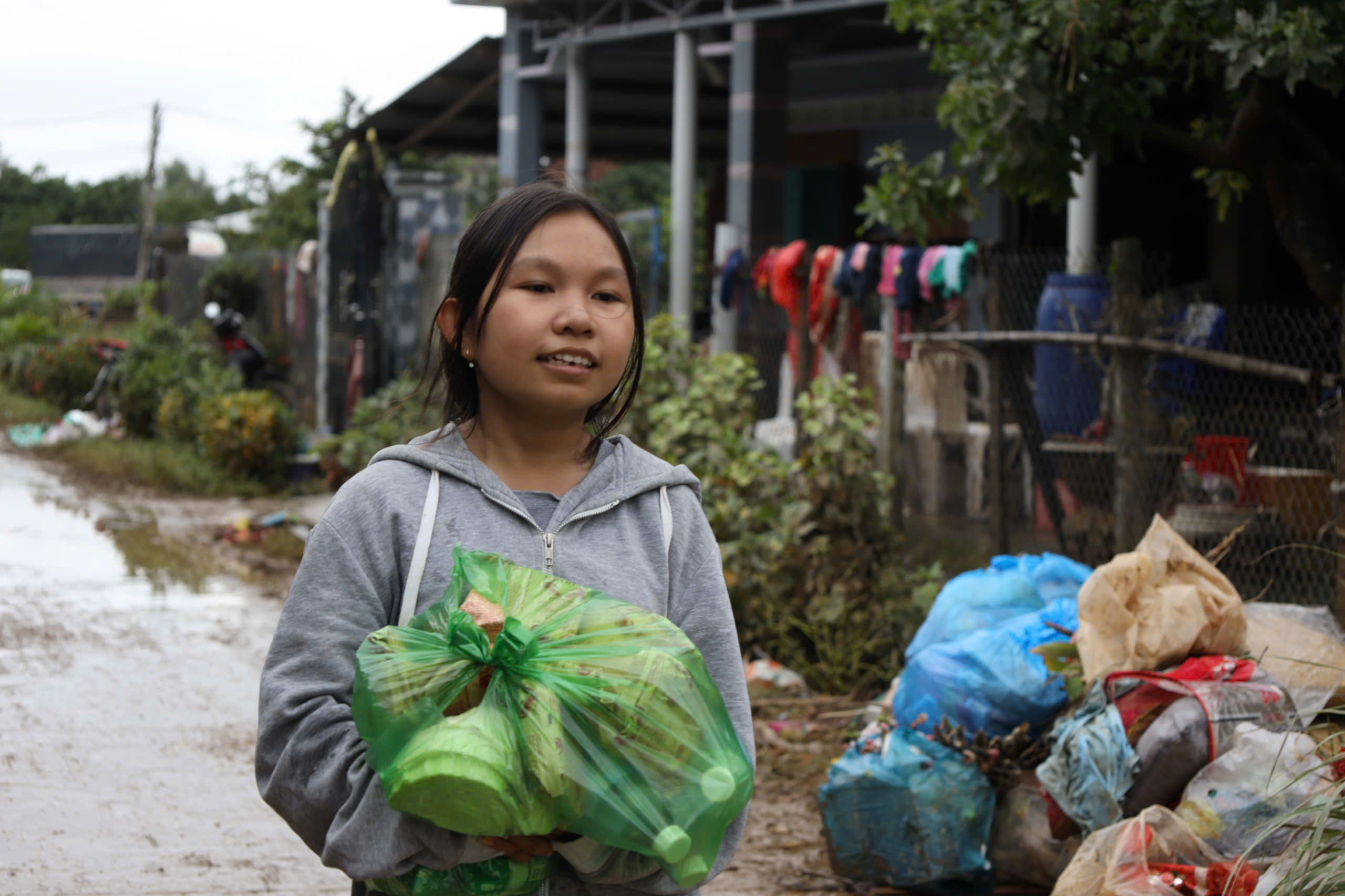 Rốn lũ Phú Yên cũ gượng dậy giữa đổ nát sau ngập lụt lịch sử- Ảnh 12.