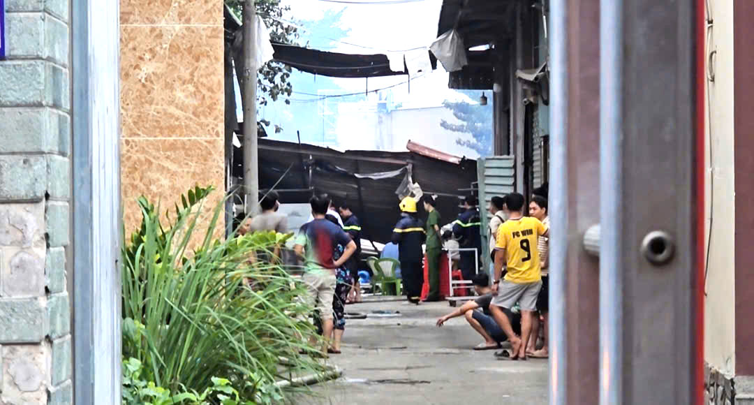 TP.HCM: Hỏa hoạn lúc sáng sớm, người dân nỗ lực giúp chủ cơ sở di dời tài sản- Ảnh 2.