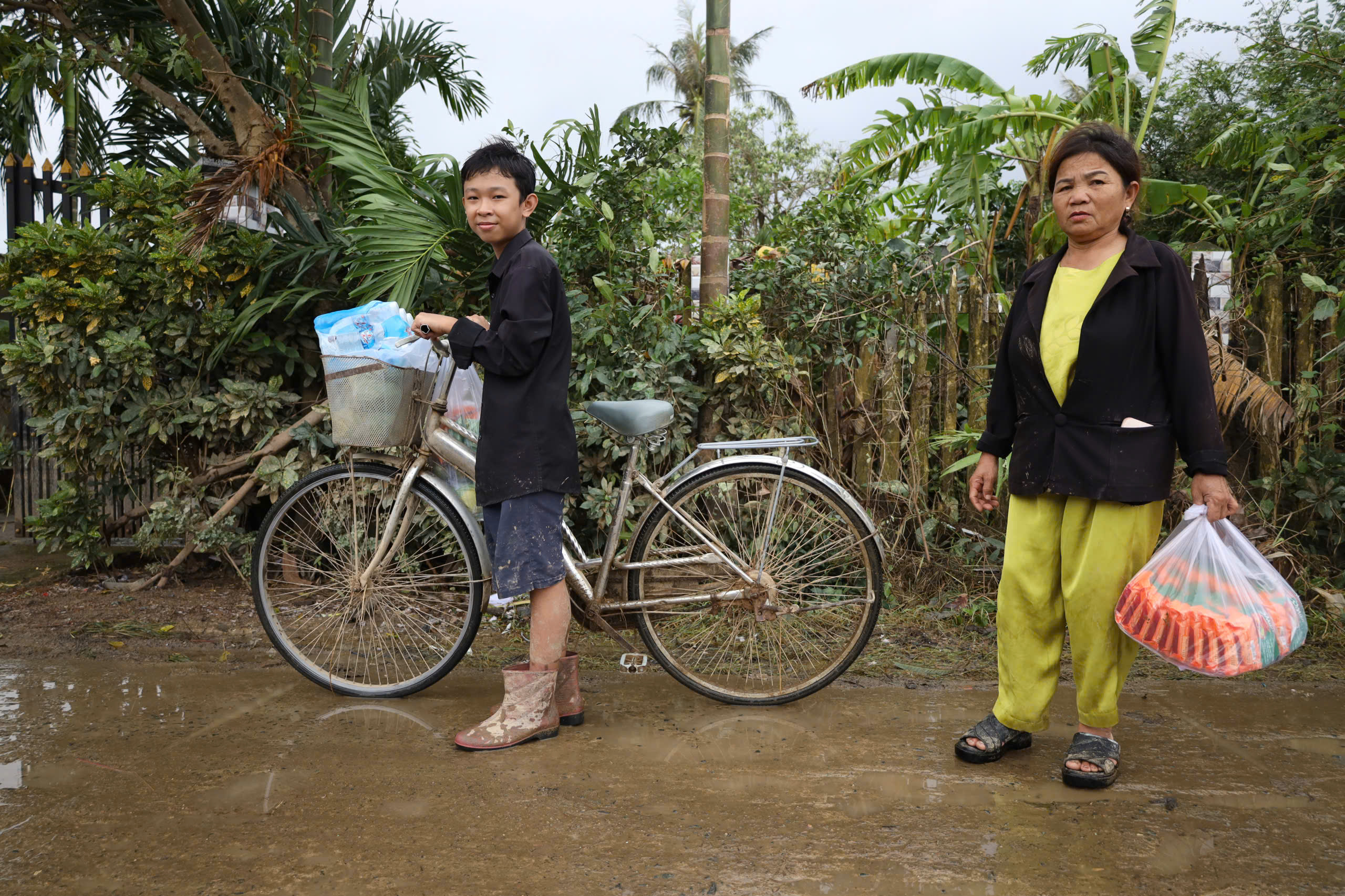 Rốn lũ Phú Yên cũ gượng dậy giữa đổ nát sau ngập lụt lịch sử- Ảnh 11.