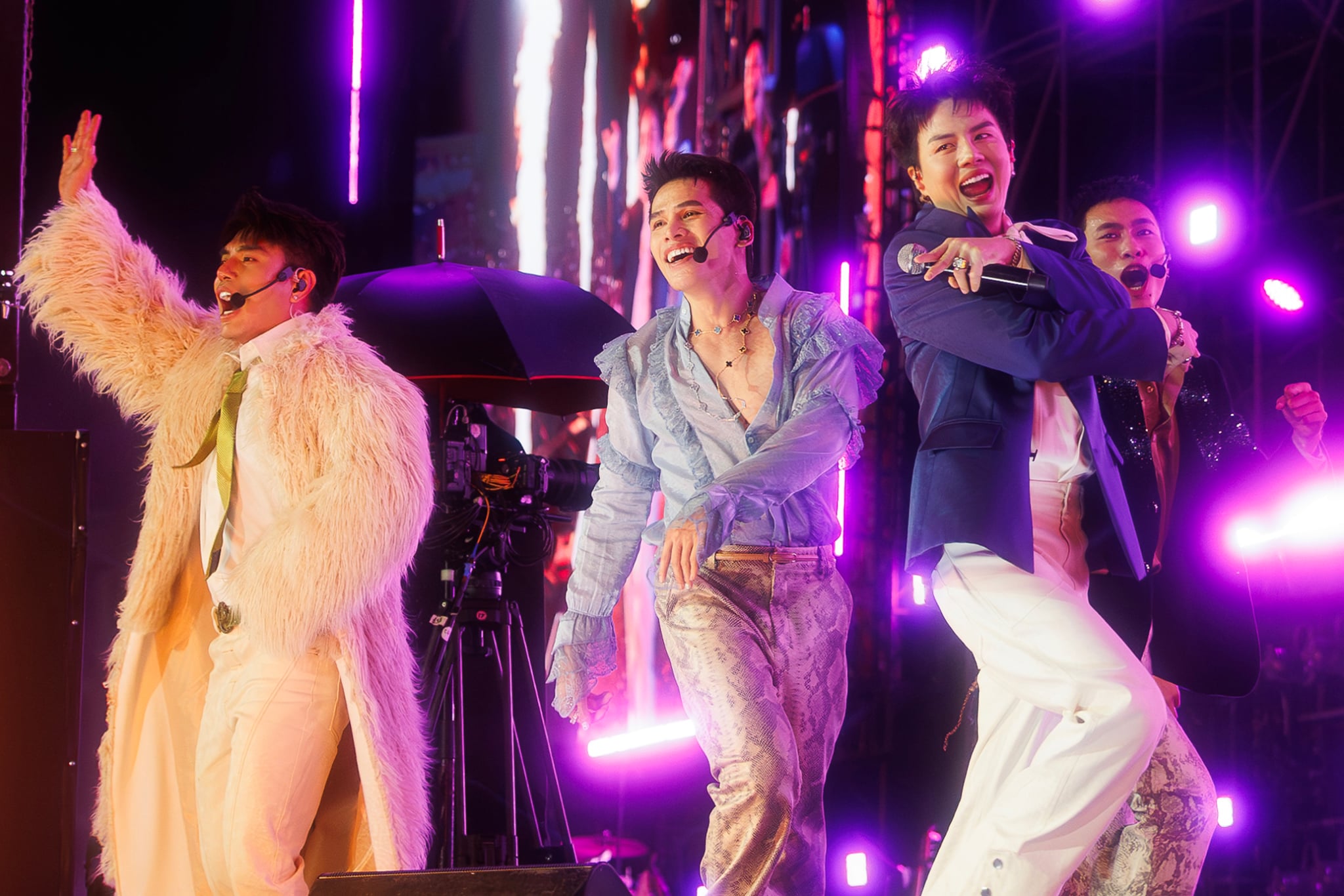 L&ecirc; Dương Bảo L&acirc;m, Kiều Minh Tuấn 'quẩy sung' tại concert của Quốc Thi&ecirc;n - Ảnh 3.