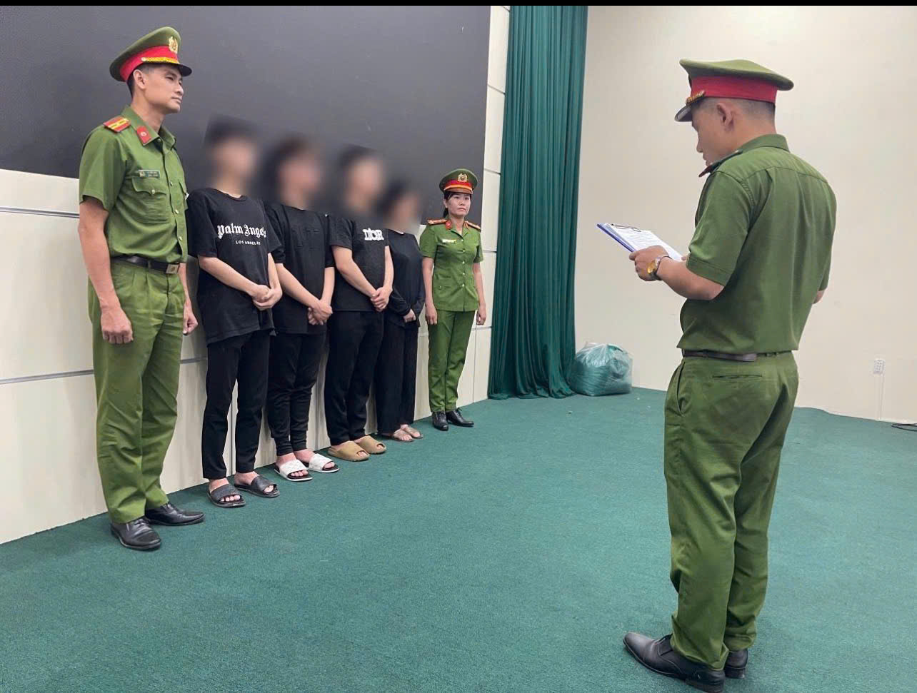 Công an TP.HCM bắt 4 người ẩu đả do mâu thuẫn trên mạng- Ảnh 1.