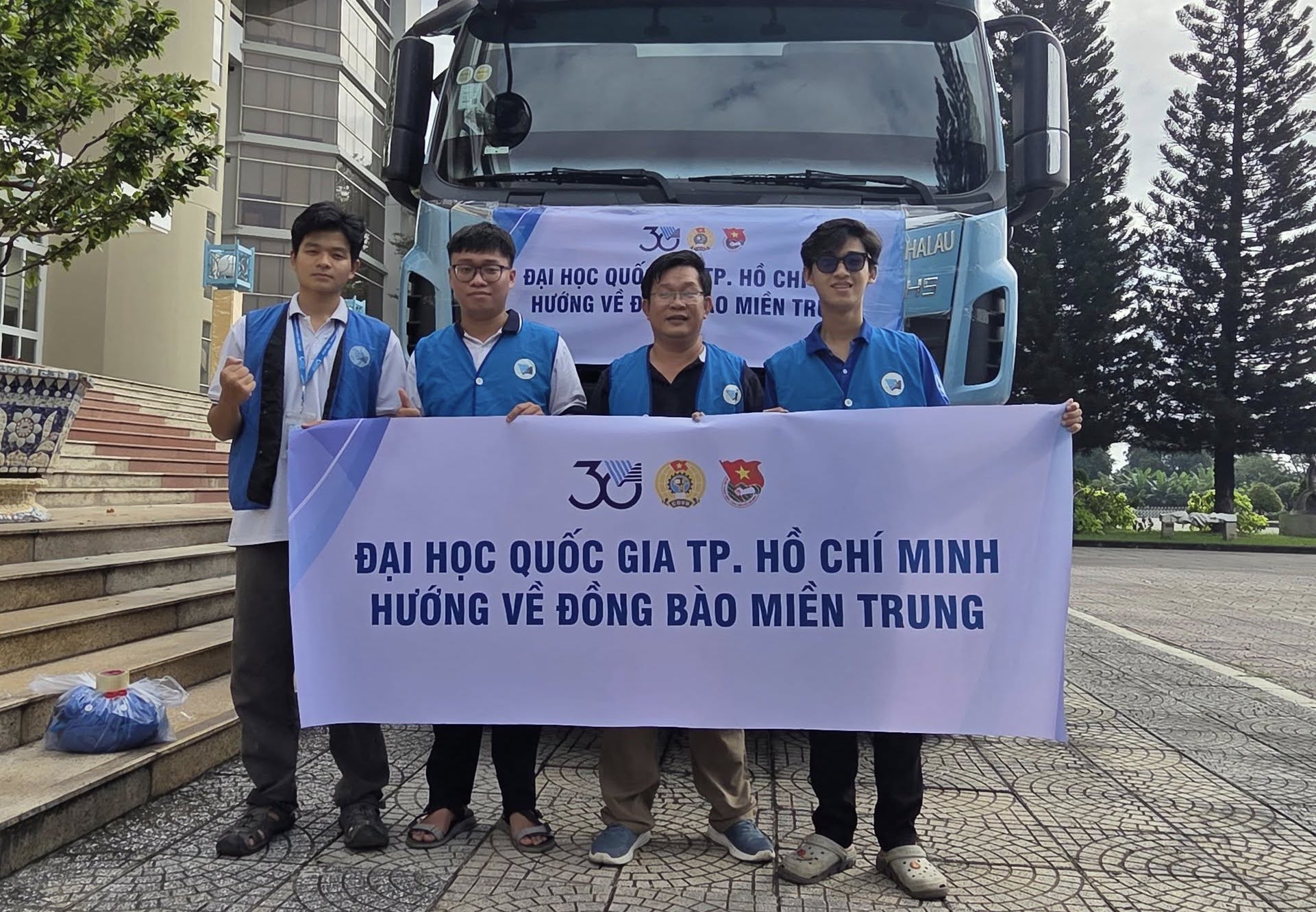 Giảm học phí sinh viên và nhiều hoạt động hướng về đồng bào vùng bão lũ- Ảnh 3.