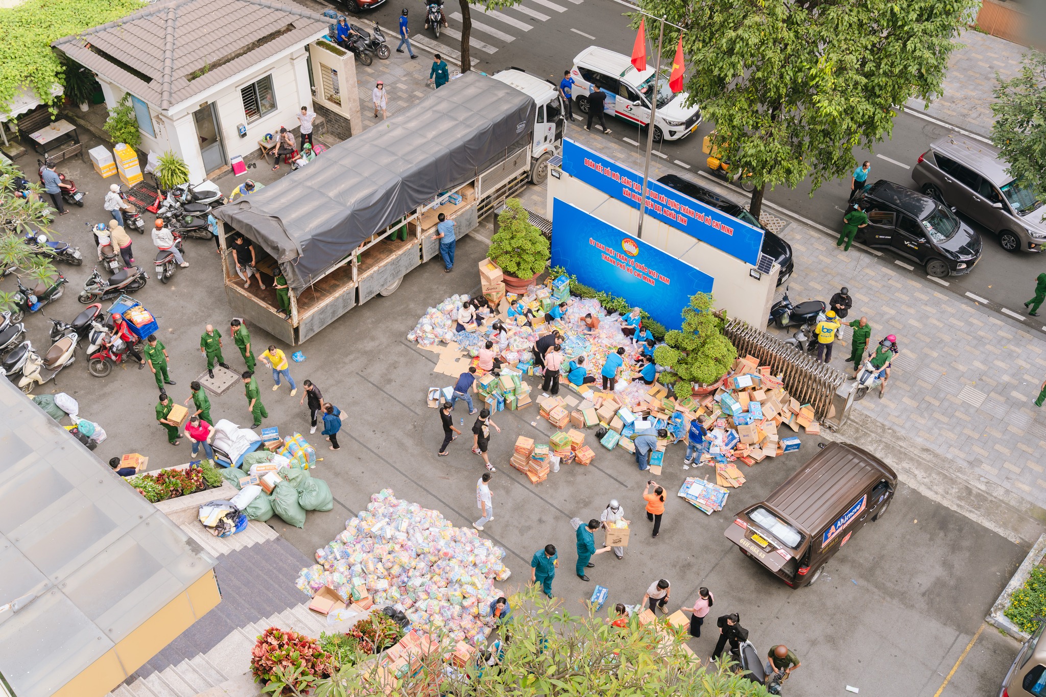TP.HCM đã chuyển 211 tấn hàng cứu trợ đến Khánh Hòa- Ảnh 1.