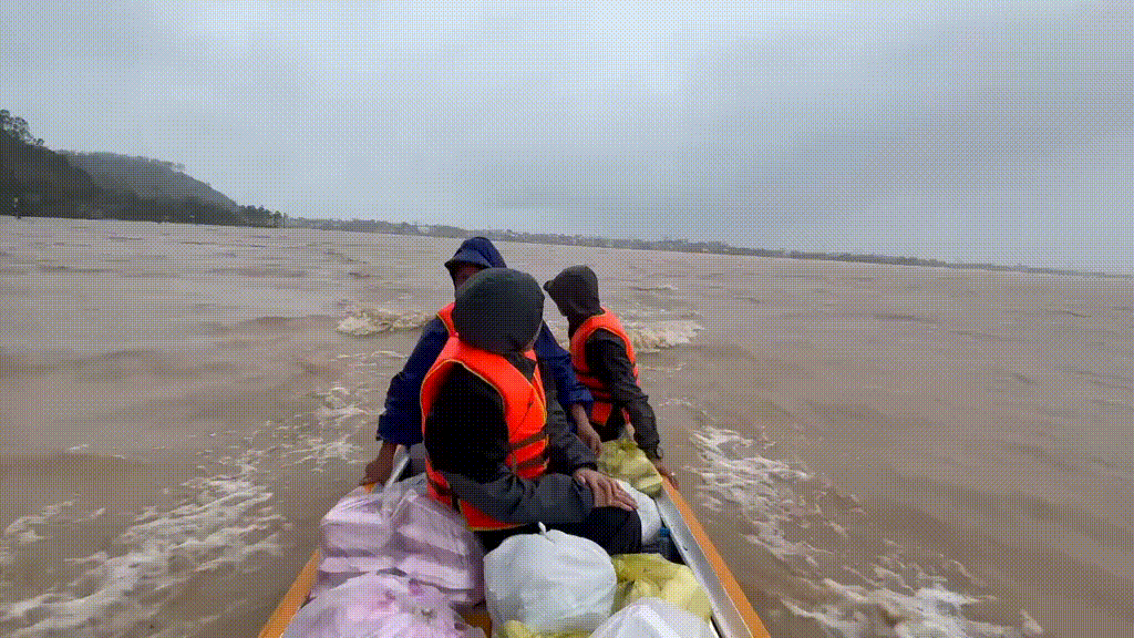 100.000 đồng của người phụ nữ buôn ve chai Huế: 'Gửi giúp bà con lụt trong nớ'- Ảnh 5.