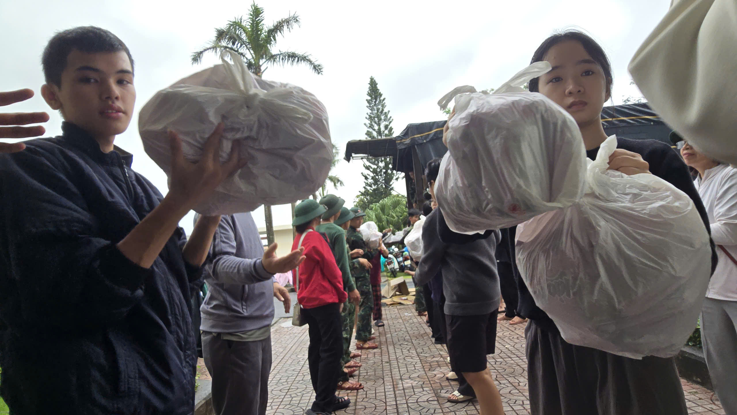 Giảng viên, y bác sĩ trẻ cùng ra quân hỗ trợ người dân vùng lũ- Ảnh 5.