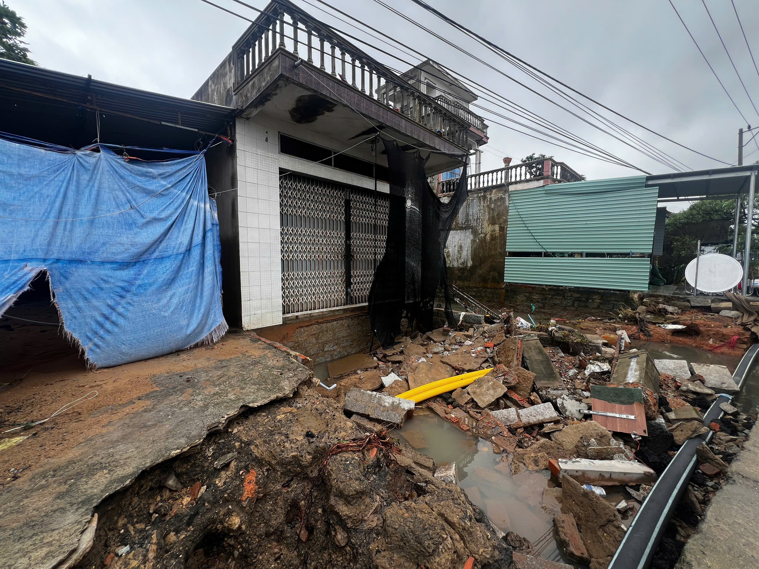 Xã Hòa Xuân (Phú Yên cũ) sau lũ dữ: Nhà cửa tan hoang, lòng người đau xót- Ảnh 1.