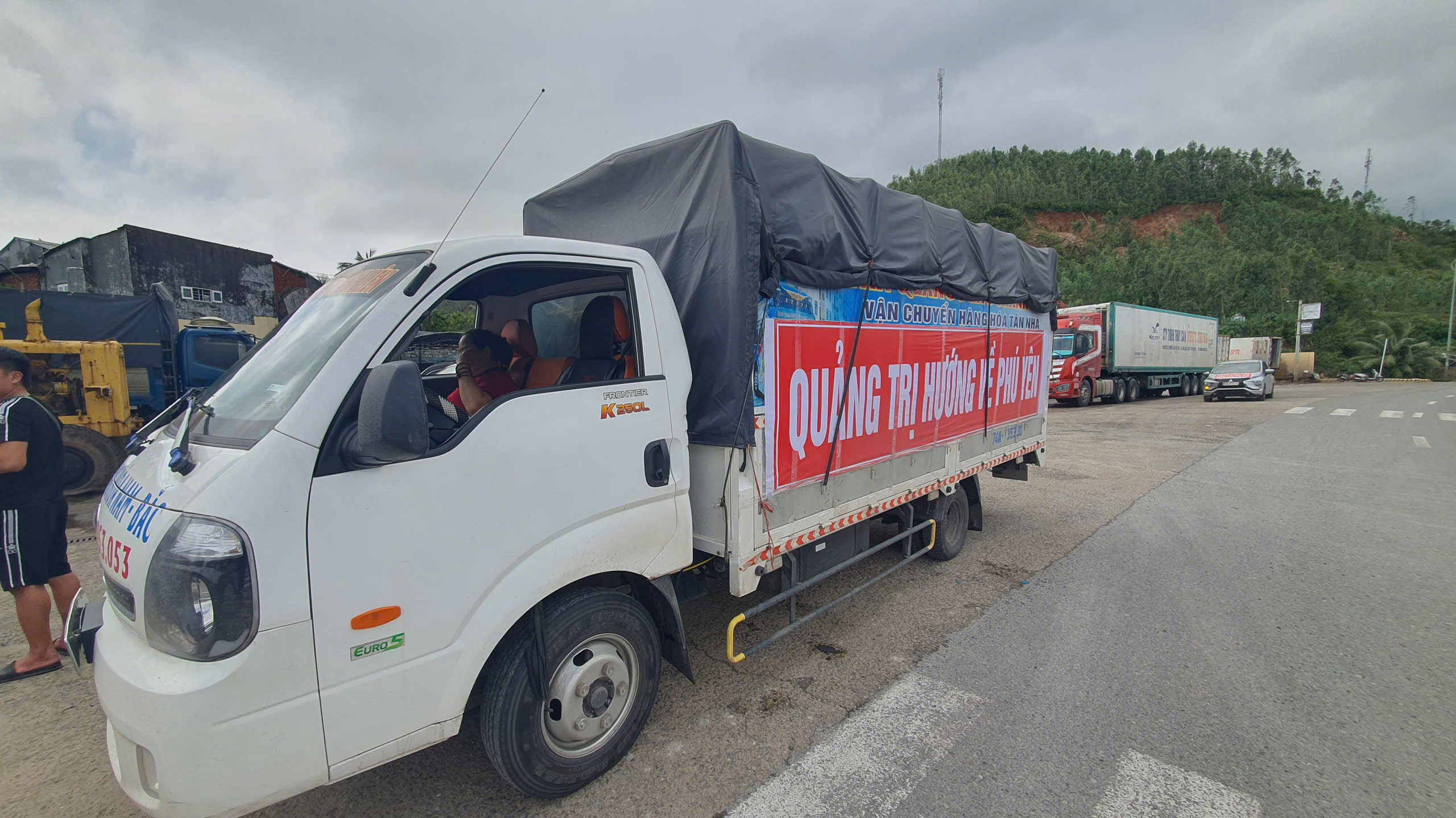 Nghĩa tình Quảng Trị vào rốn lũ Phú Yên, 'người gửi vài trăm nghìn'- Ảnh 1.