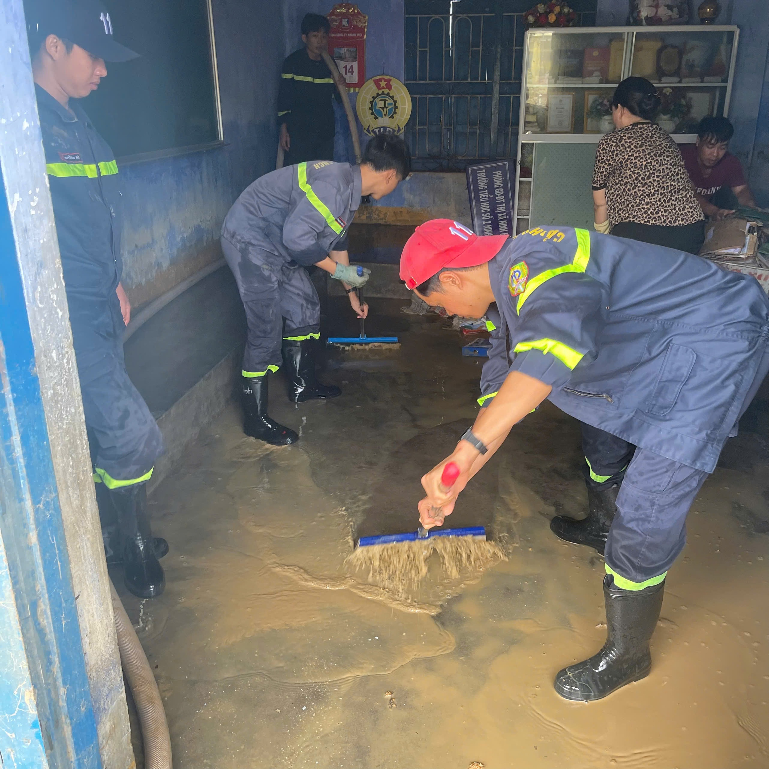 Công an Khánh Hòa về vùng lũ dọn vệ sinh sau ngập lụt lịch sử- Ảnh 1. Công an Khánh Hòa về vùng lũ dọn vệ sinh sau ngập lụt lịch sử- Ảnh 1.