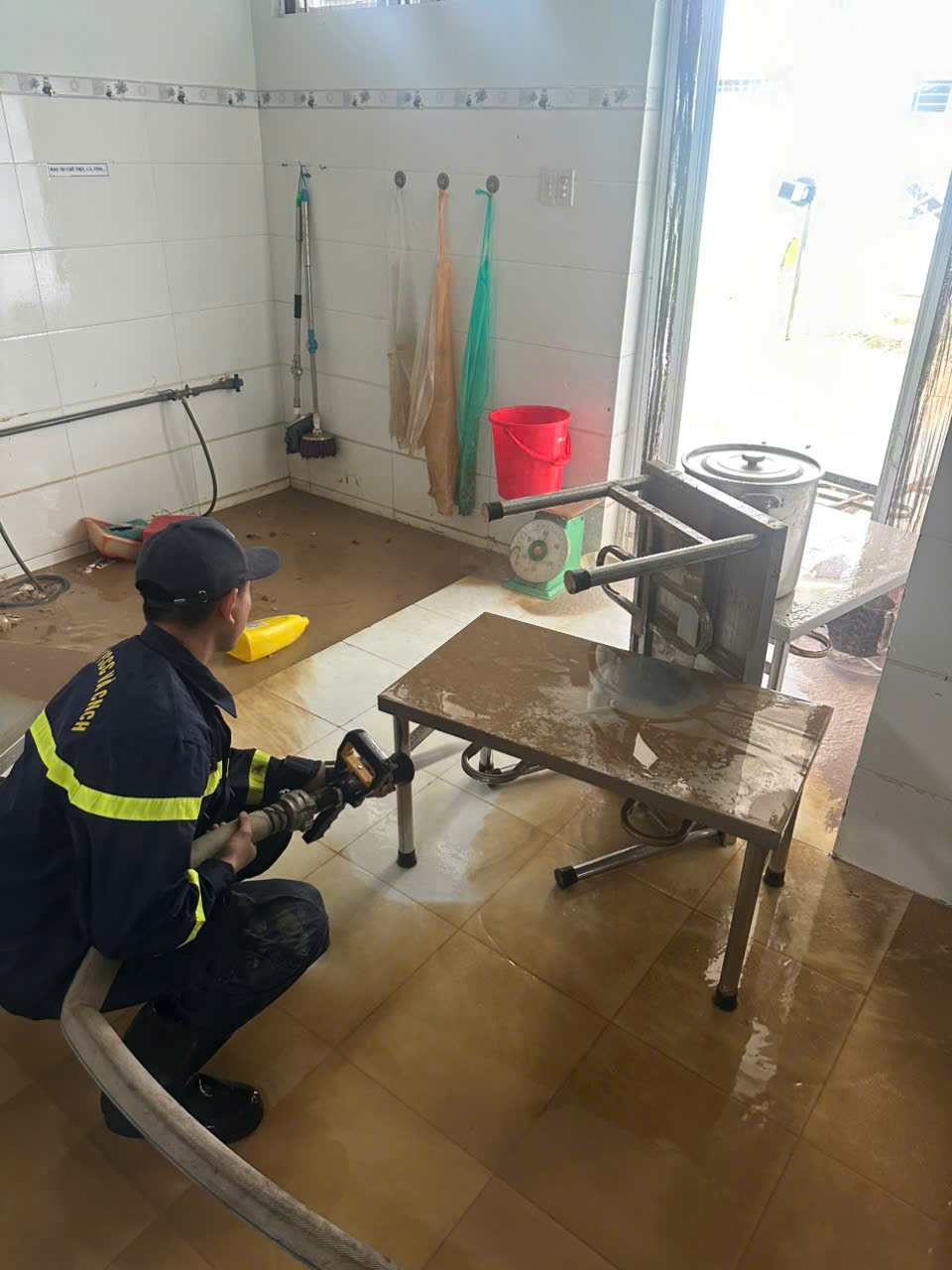 Công an Khánh Hòa về vùng lũ dọn vệ sinh sau ngập lụt lịch sử- Ảnh 8. Công an Khánh Hòa về vùng lũ dọn vệ sinh sau ngập lụt lịch sử- Ảnh 8.