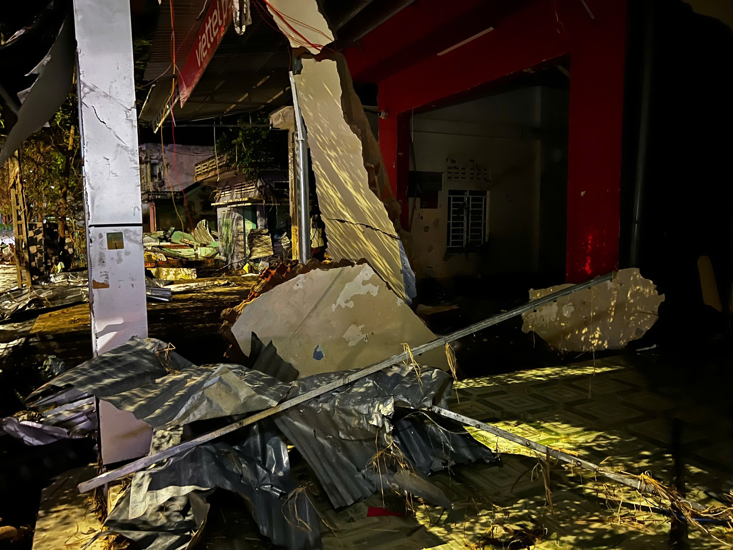 Một nơi ở Phú Yên cũ tan hoang sau lũ, rất ít đoàn thiện nguyện đến- Ảnh 3.