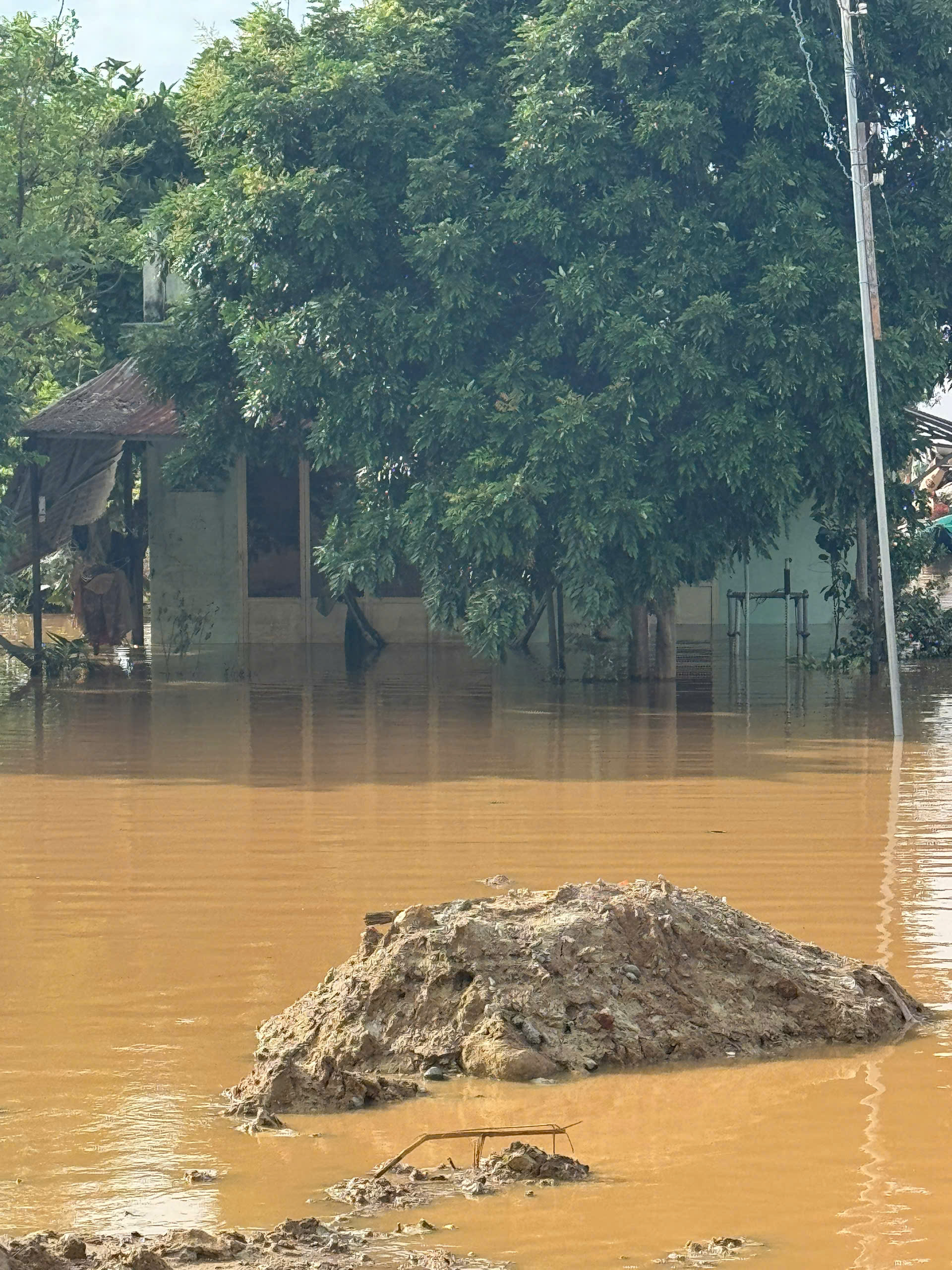 Công an Khánh Hòa về vùng lũ dọn vệ sinh sau ngập lụt lịch sử- Ảnh 6. Công an Khánh Hòa về vùng lũ dọn vệ sinh sau ngập lụt lịch sử- Ảnh 6.