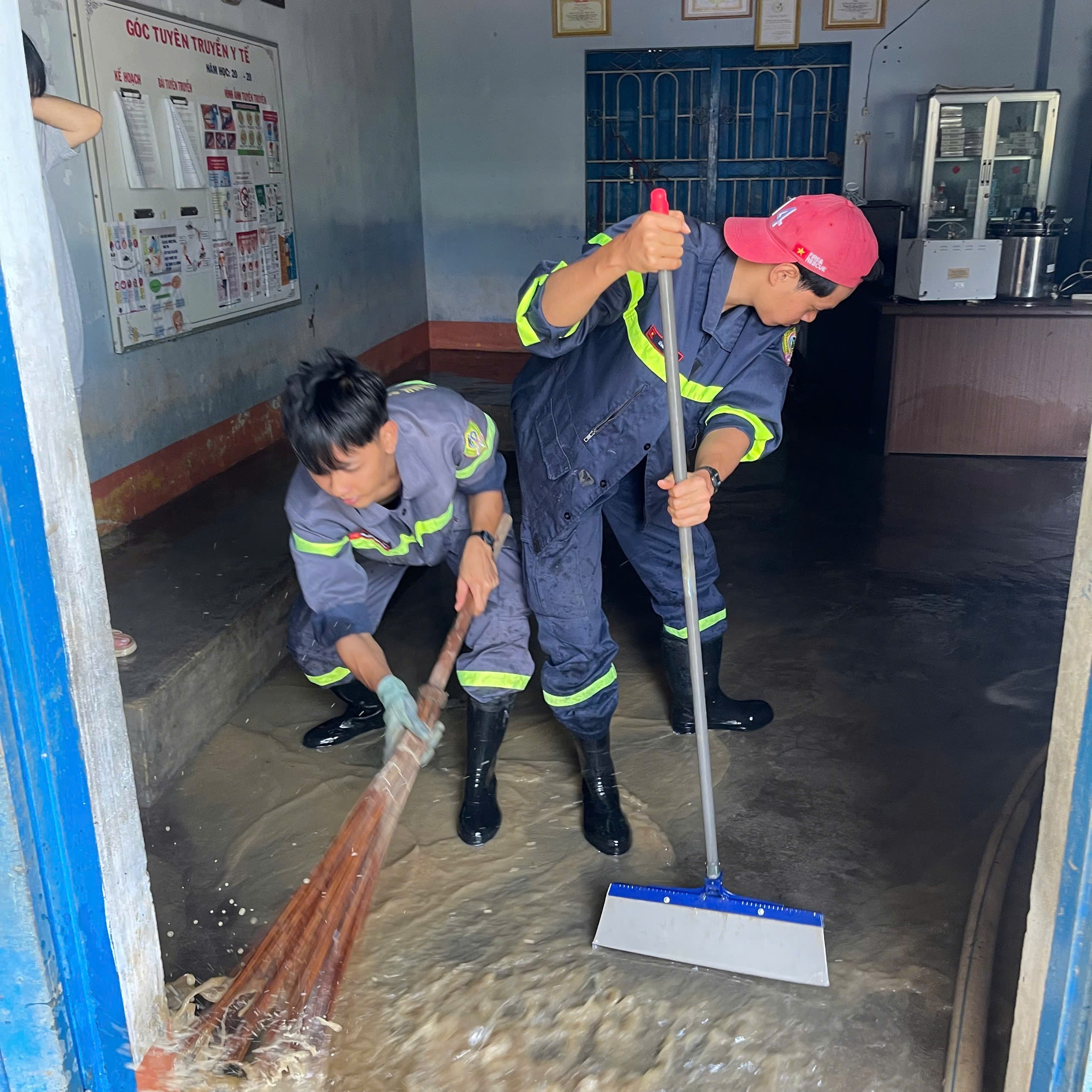 Công an Khánh Hòa về vùng lũ dọn vệ sinh sau ngập lụt lịch sử- Ảnh 2. Công an Khánh Hòa về vùng lũ dọn vệ sinh sau ngập lụt lịch sử- Ảnh 2.