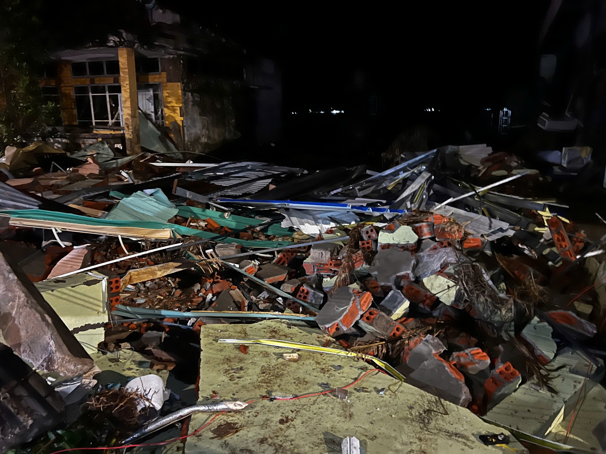 Một nơi ở Phú Yên cũ tan hoang sau lũ, rất ít đoàn thiện nguyện đến- Ảnh 4.