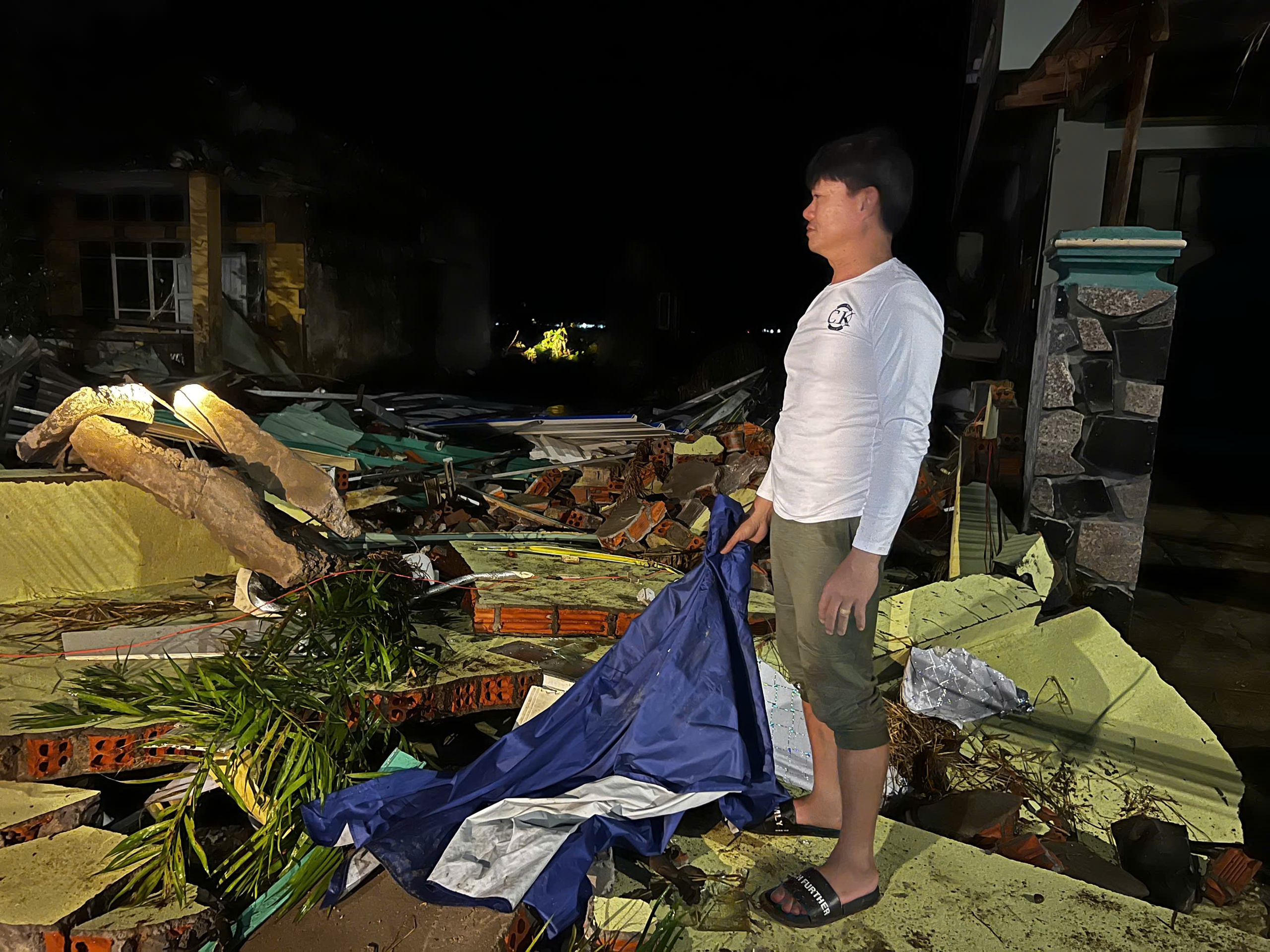 Một nơi ở Phú Yên cũ tan hoang sau lũ, rất ít đoàn thiện nguyện đến- Ảnh 7.