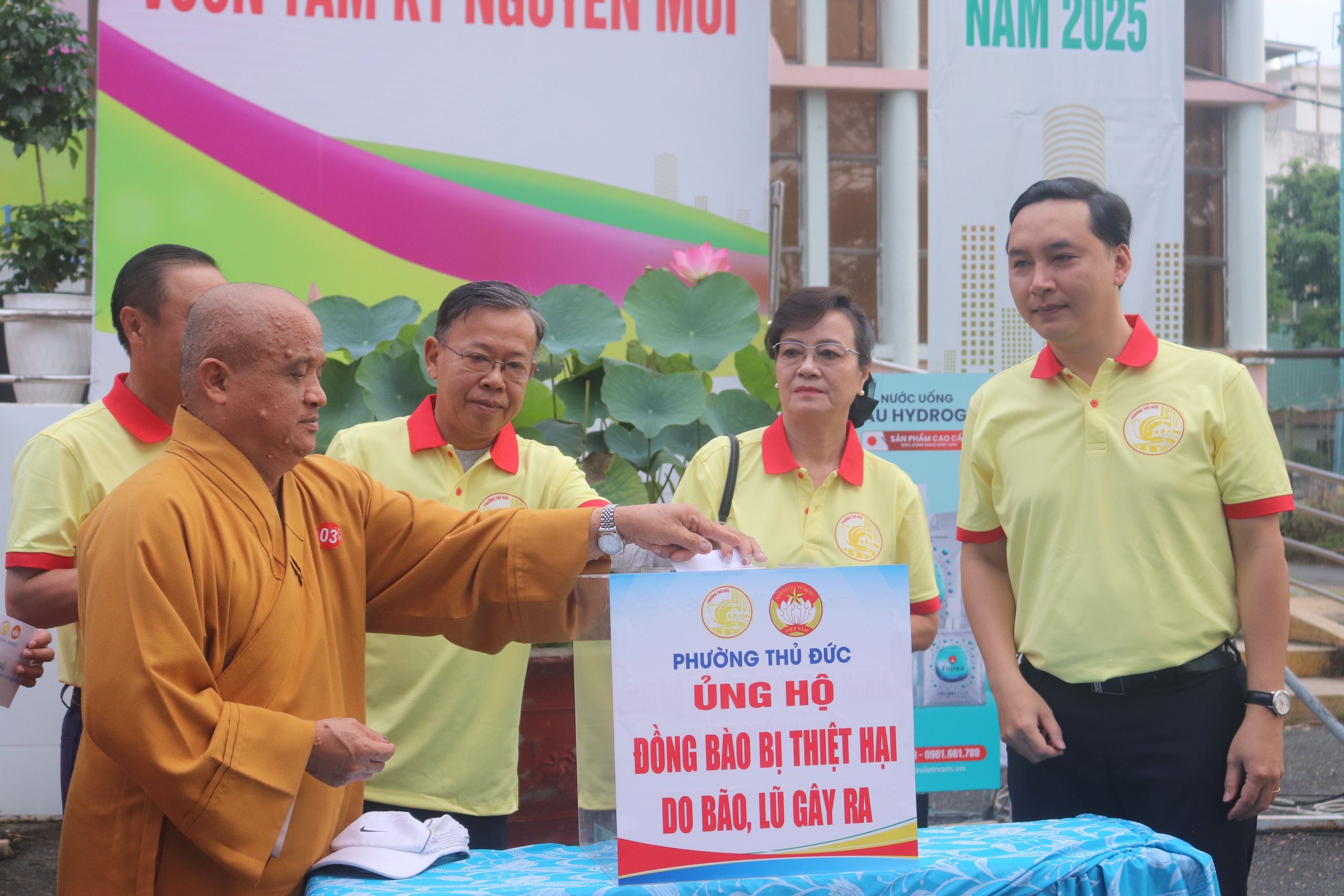 2.000 người đi bộ đồng hành, phường Thủ Đức góp 1 tỉ đồng hỗ trợ ngập lụt- Ảnh 2.