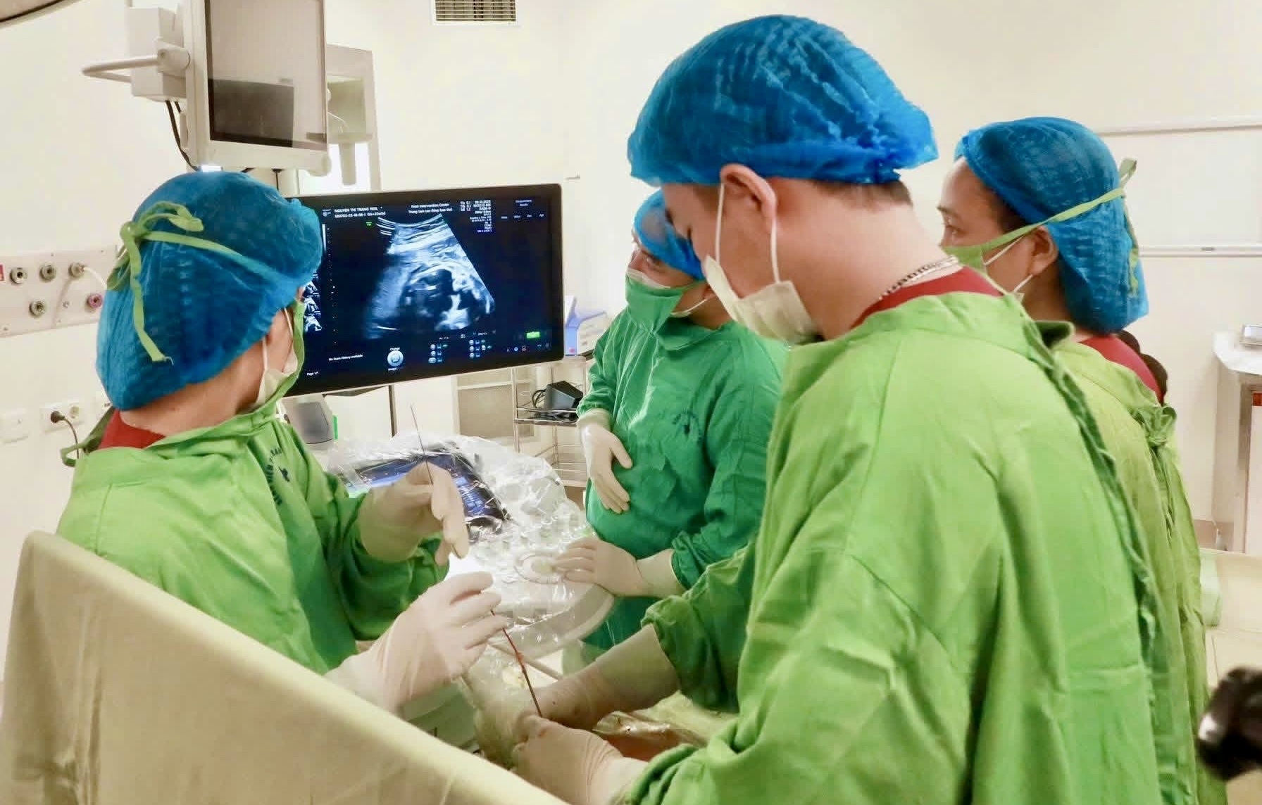 Can Thiệp Bào Thai Chữa Bệnh Cho Thai Nhi Bị Tràn Dịch Màng Phổi- Ảnh 1.