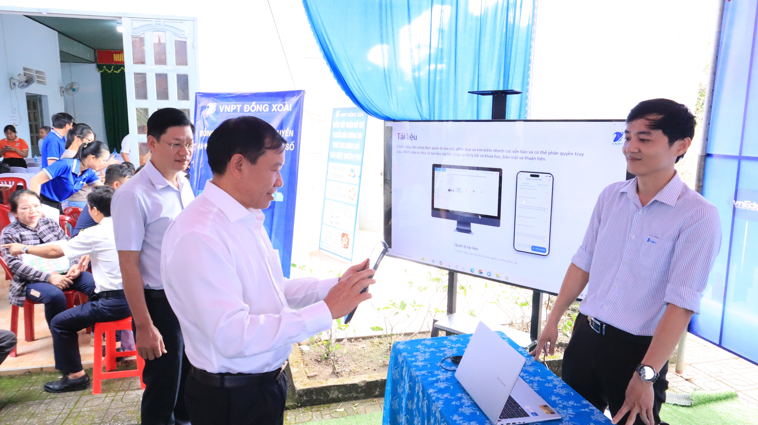 Ông bà U70 hào hứng đến nhà văn hóa nhận giấy chứng nhận đăng ký kết hôn- Ảnh 10.