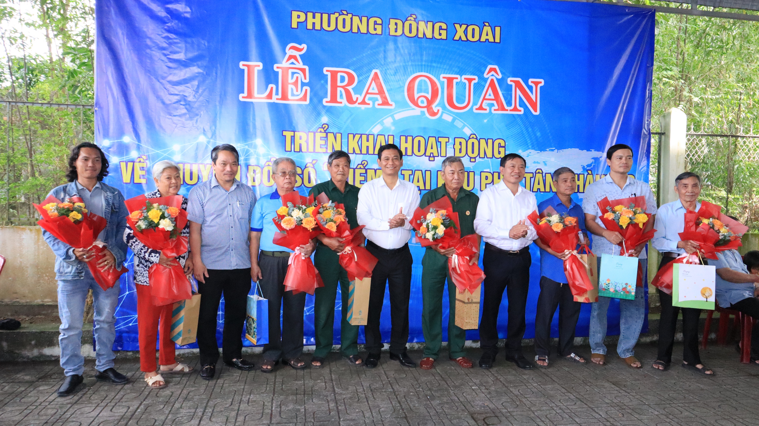 Ông bà U70 hào hứng đến nhà văn hóa nhận giấy chứng nhận đăng ký kết hôn- Ảnh 2.