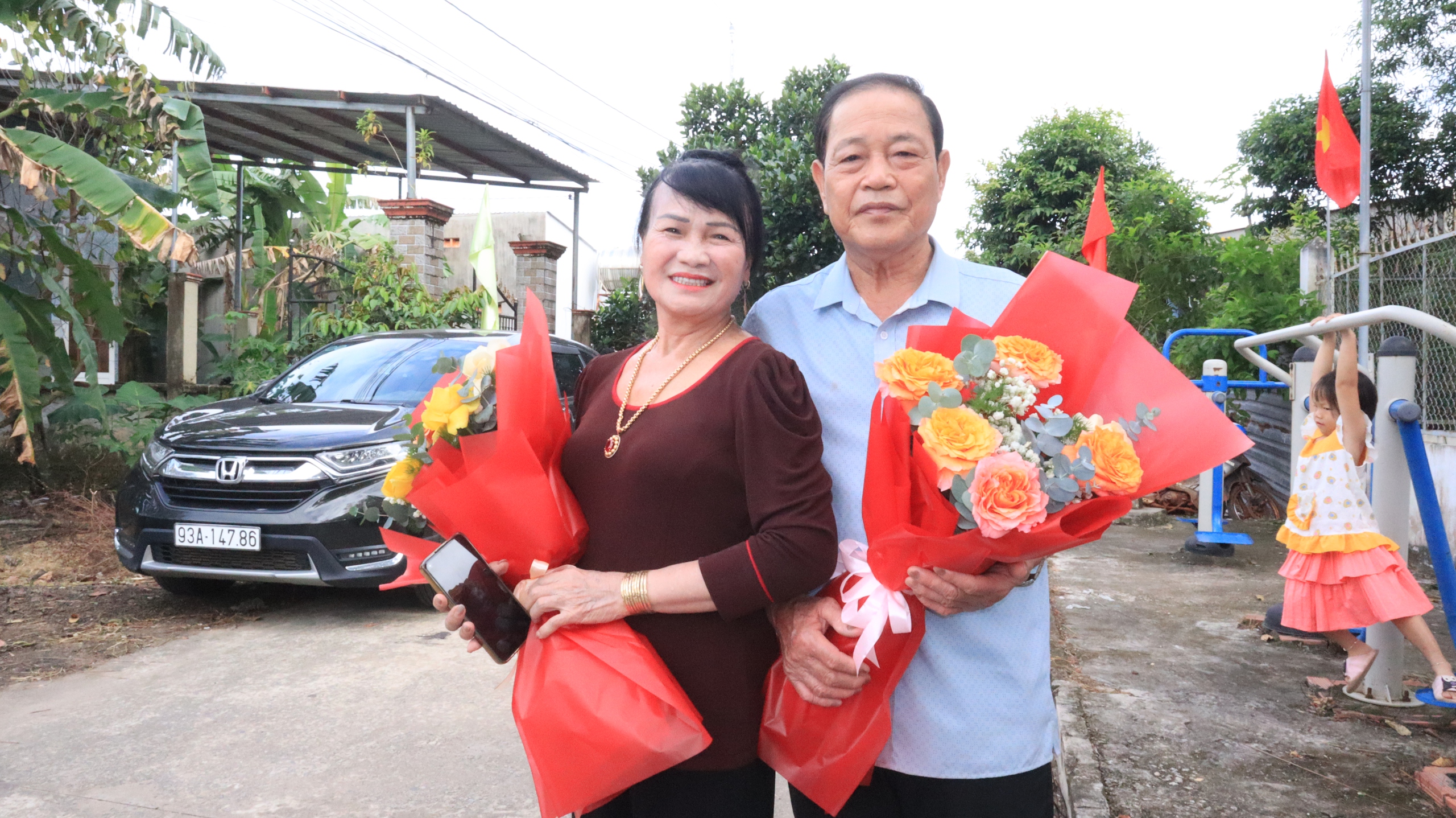 Ông bà U70 hào hứng đến nhà văn hóa nhận giấy chứng nhận đăng ký kết hôn- Ảnh 7.