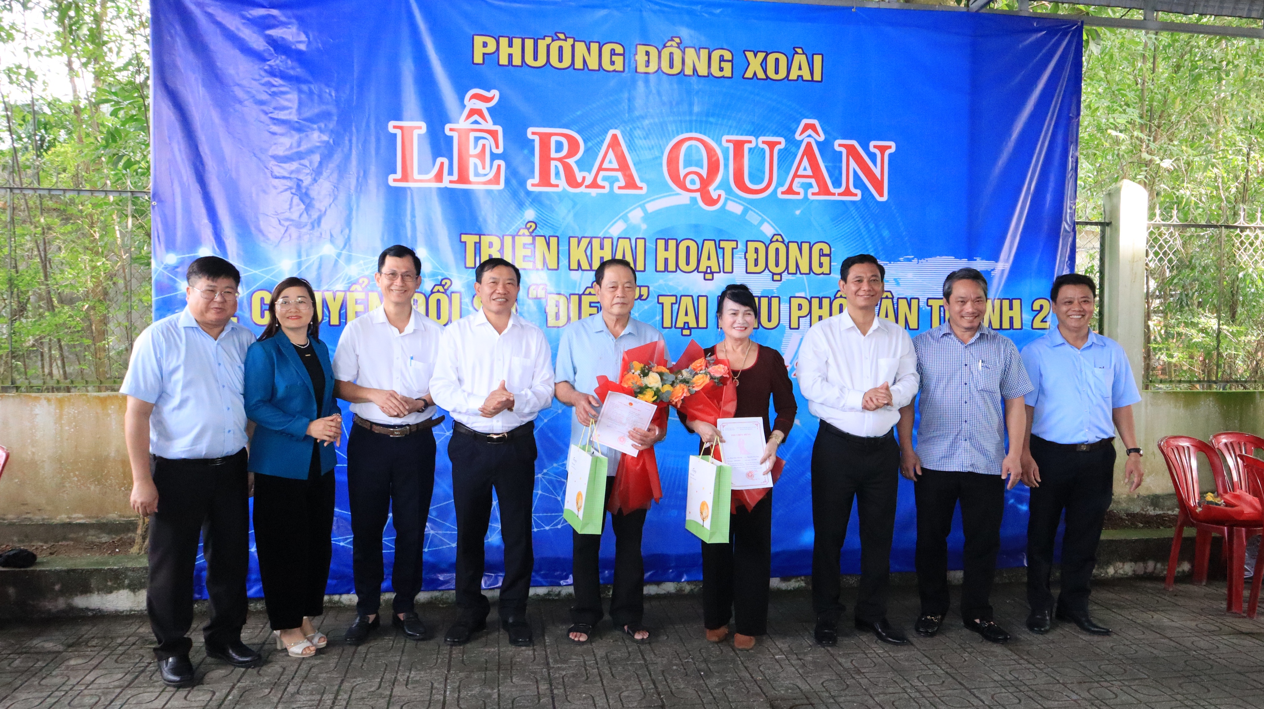 Ông bà U70 hào hứng đến nhà văn hóa nhận giấy chứng nhận đăng ký kết hôn- Ảnh 8.